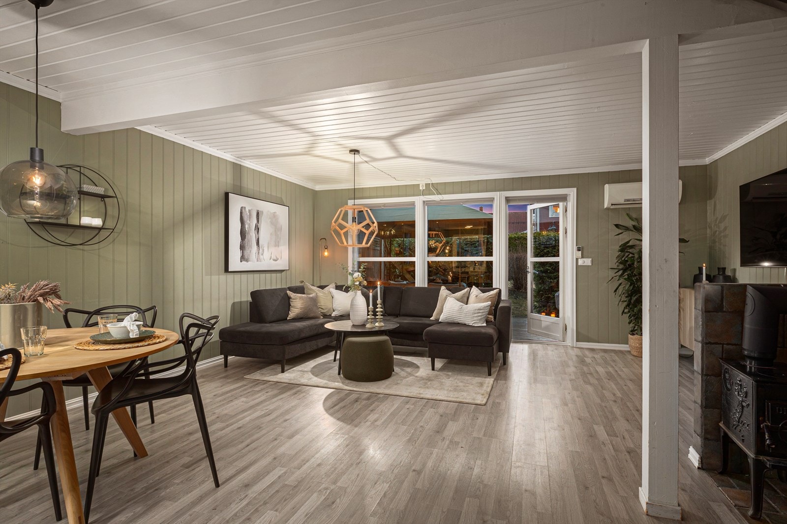 Stor og luftig stue med utgang til koselig uteplass Galleribilde