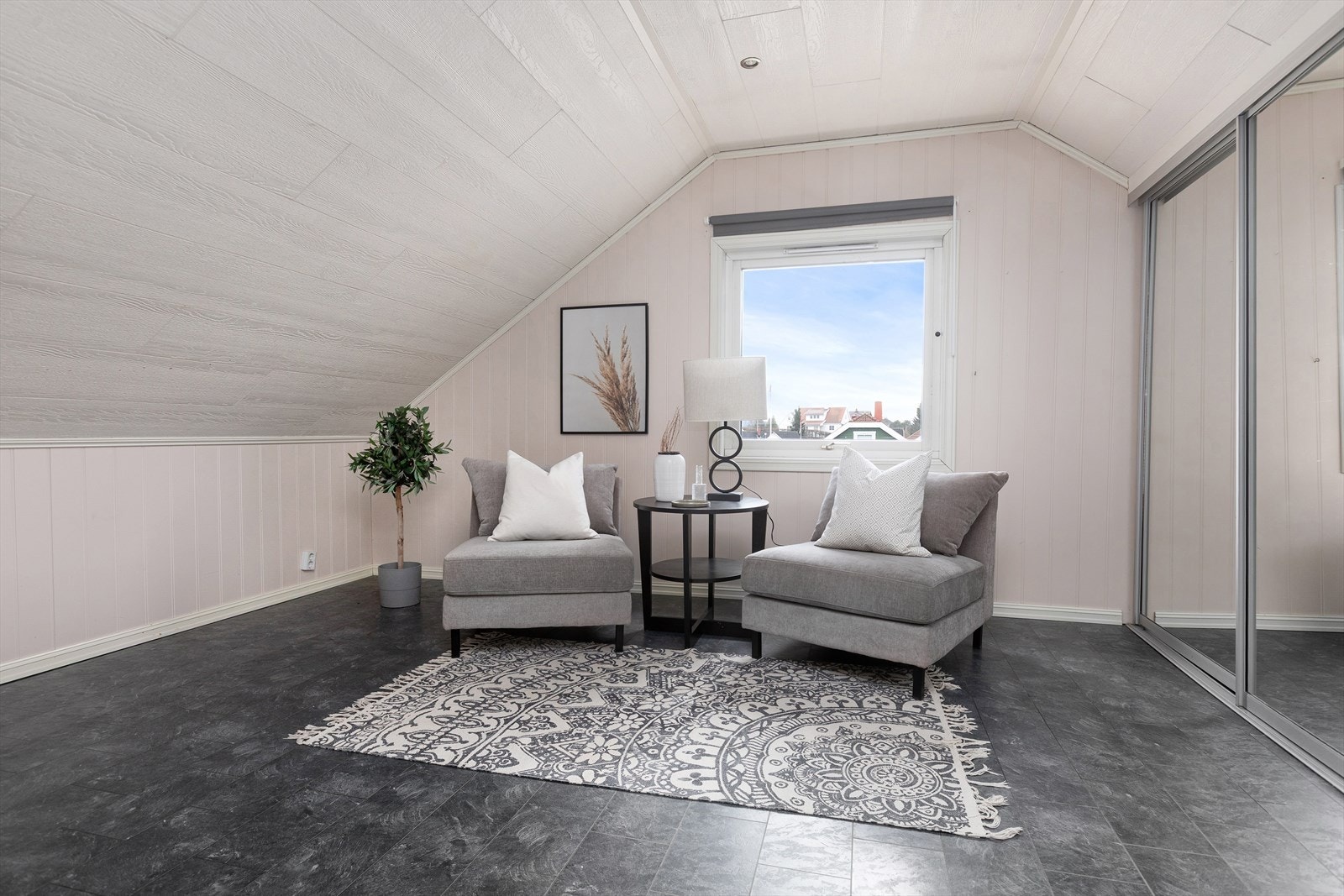 Loftstuen er ikke godkjent for varig opphold. Se pkt. om "ferdigattest" for mer informasjon. Galleribilde