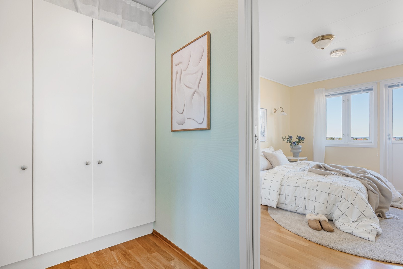 I rom/gang mellom hovedsoverom og bad er det ytterligere garderobeskap for enkel orden i klær, sko og tilbehør. Galleribilde