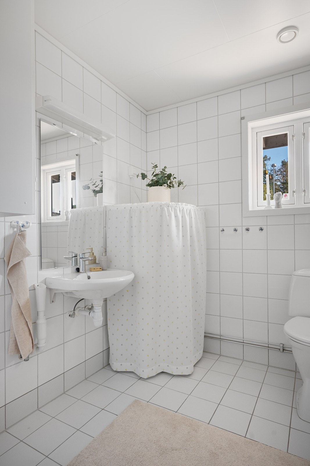 Innredningen består av dusjhjørne med innfellbare glassdører, gulvfestet toalett, enkel vegghengt porselensvask og røropplegg for vaskemaskin. Galleribilde