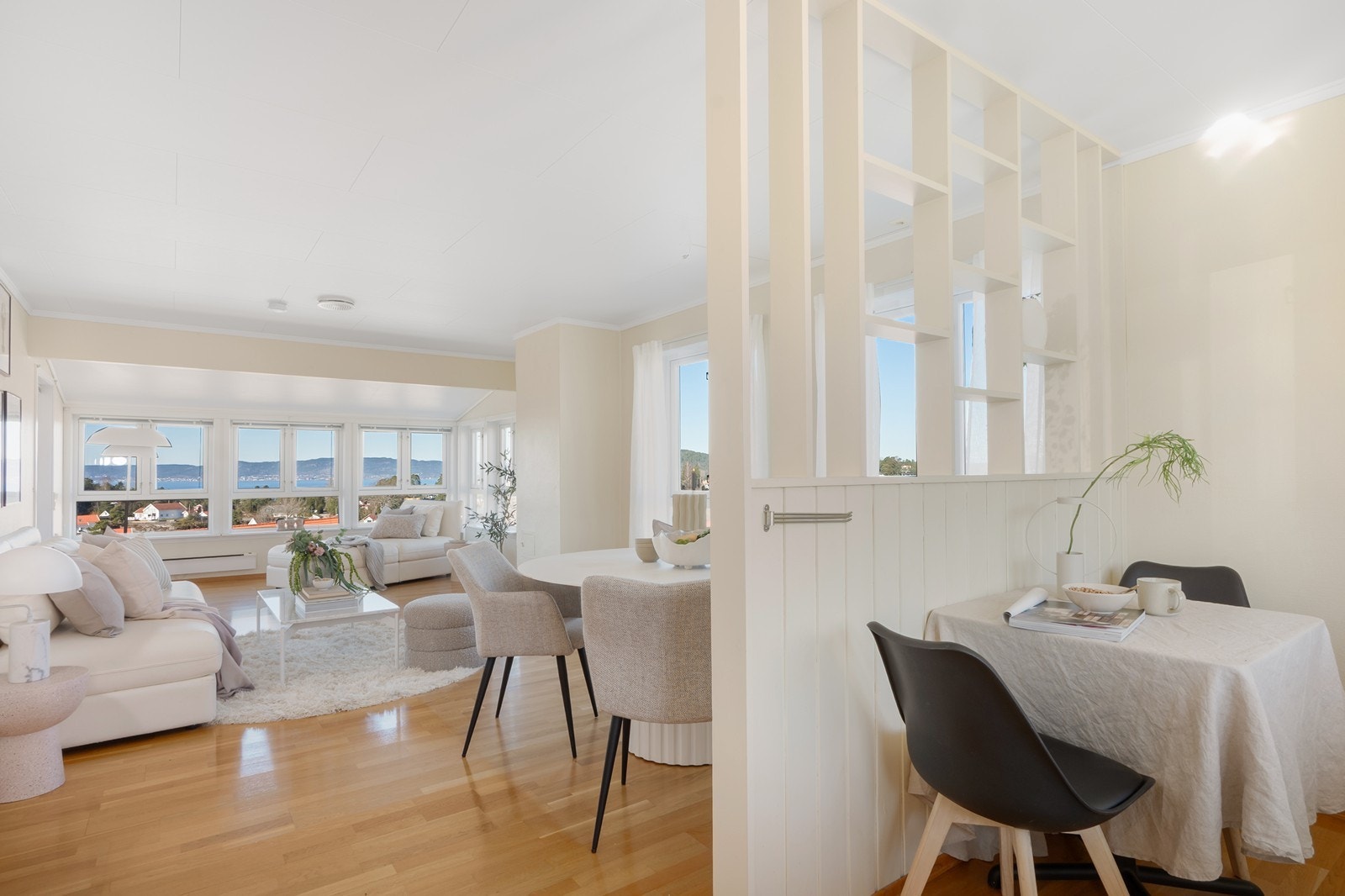 På kjøkkenet er det plass til frokostbord for små måltider eller kaffebesøket. Galleribilde