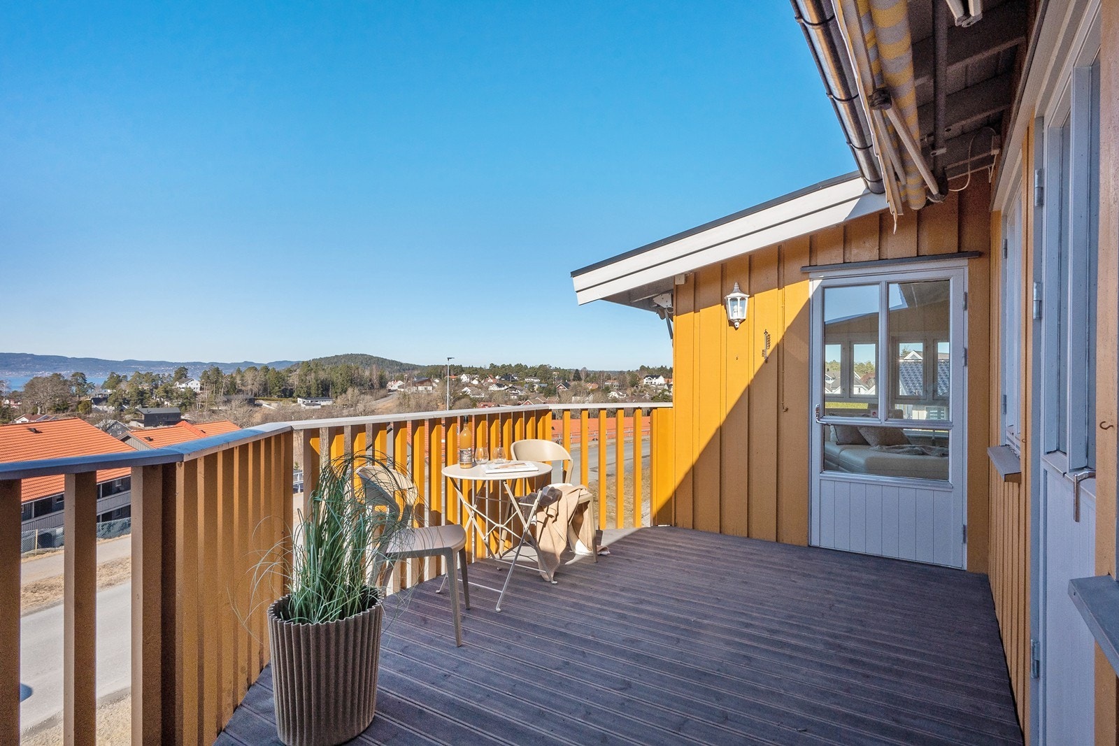 Verandaen har tregulv fra 2020 som gir en lun følelse og det er plass til sittemøbel eller spisegruppe. Galleribilde