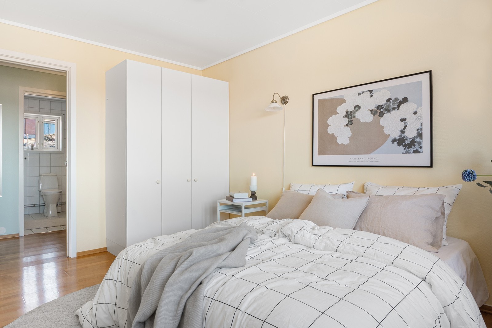 Boligen har to gode soverom, begge med eikeparkett på gulv og duse fargetoner i gult og lavendel. Galleribilde