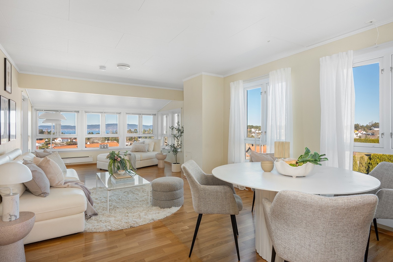 Det åpne stue- og kjøkkenområdet har plass til både sofagruppe, spisestue og annen møblering. Galleribilde