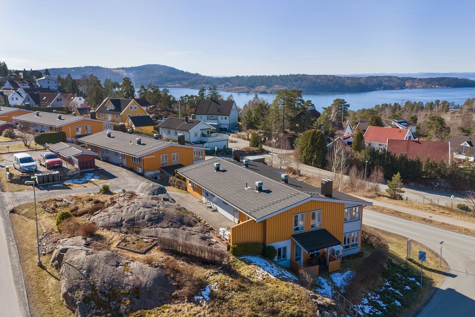 Boligen har sentral beliggenhet ikke langt fra vannet, med gangavstand til det meste av aktivitet, barnehager, skoler og kultur. Galleribilde