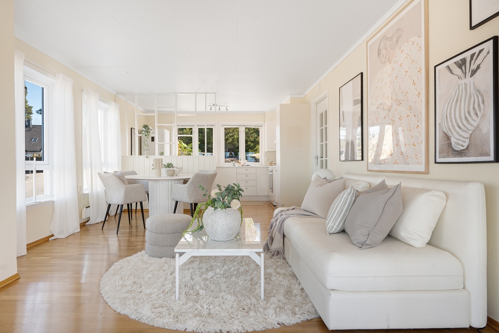 Planløsningen er god og luftig over ett plan med eikeparkett og slettmalte overflater. Galleribilde