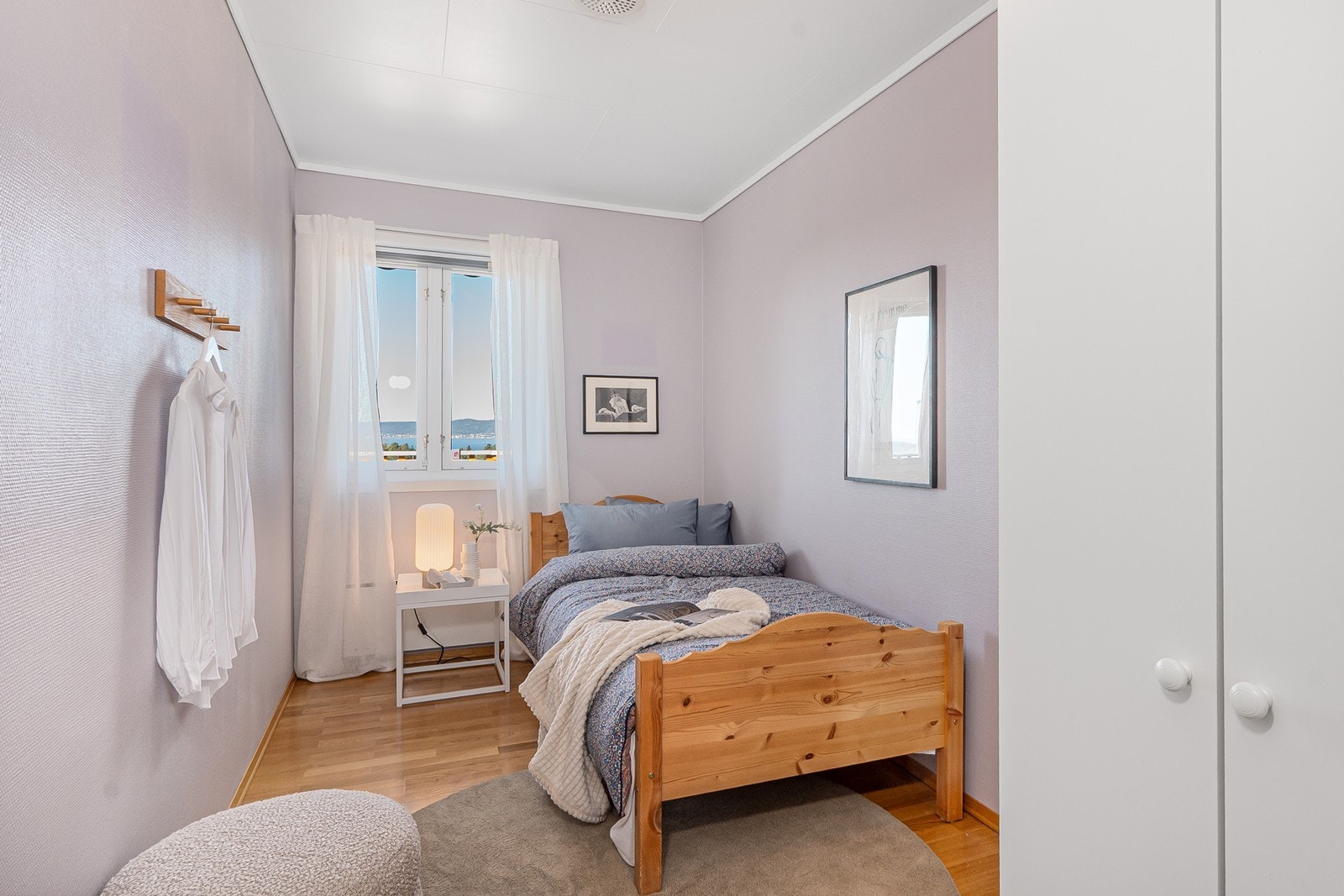 Soverom 2 er også innredet med garderobeskap - et ypperlig gjesterom, barne- eller ungdomsrom, kontor eller hobbyrom. Galleribilde