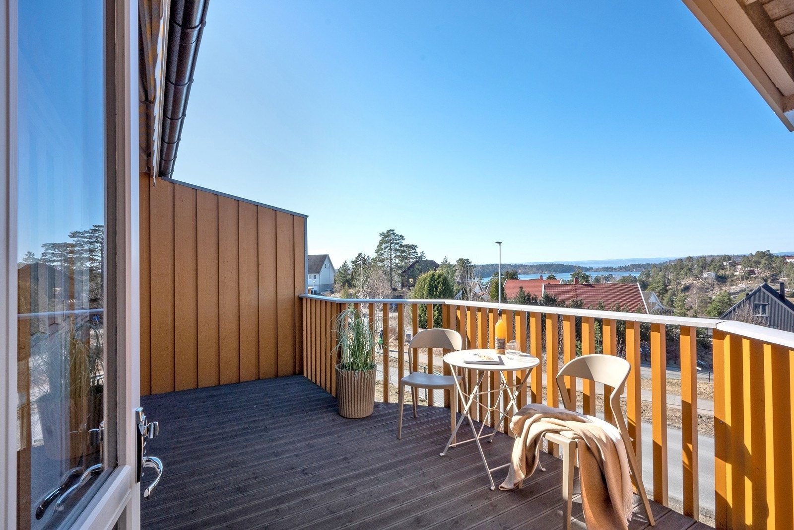 Her kan solen nytes hele året fra tidlig ettermiddag til solnedgang. Markisen med duk fra 2024 sørger for solskjerming. Galleribilde