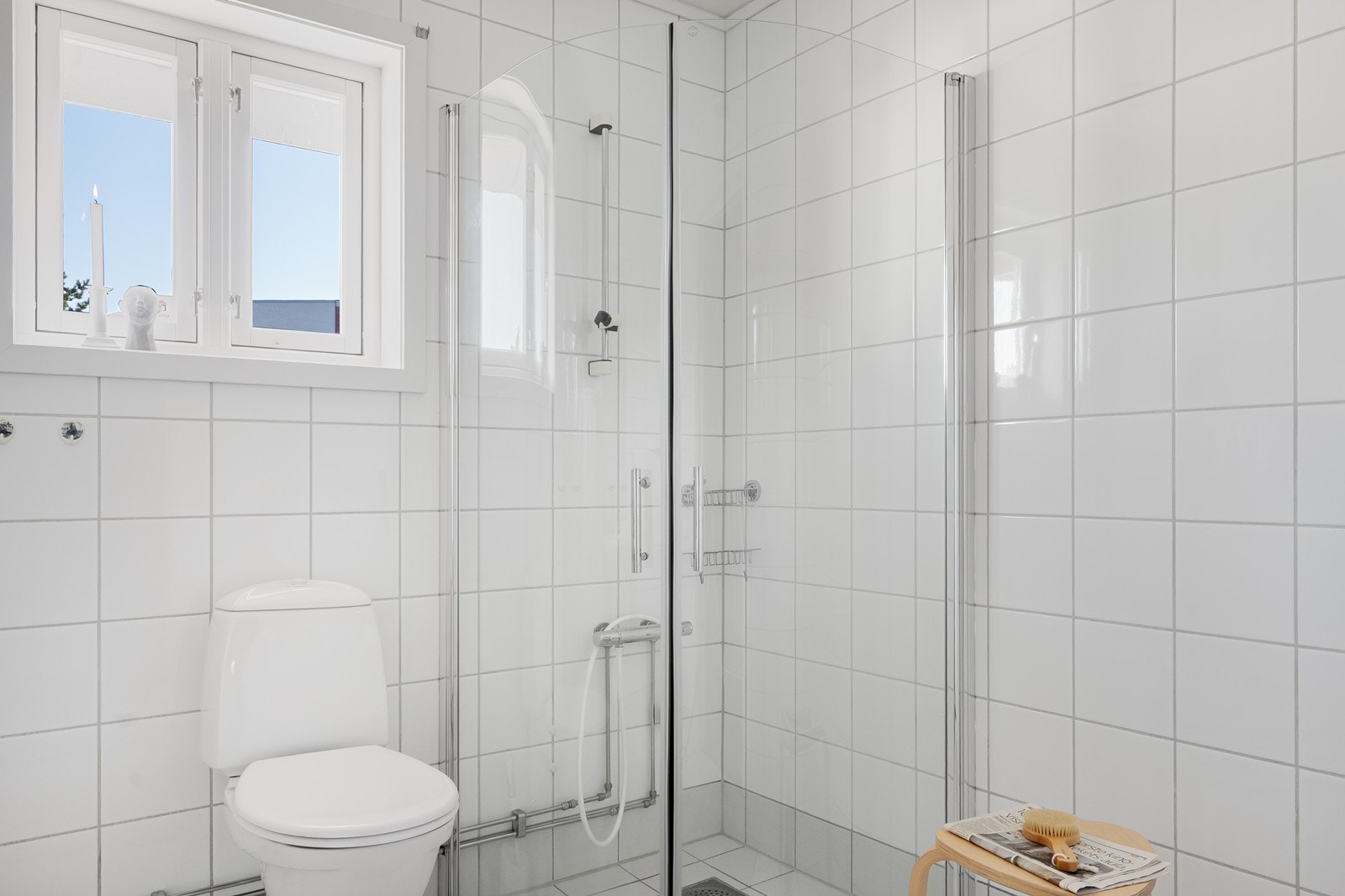 Badet har flislagte overflater og gulvvarme for behagelig oppvarming. Galleribilde