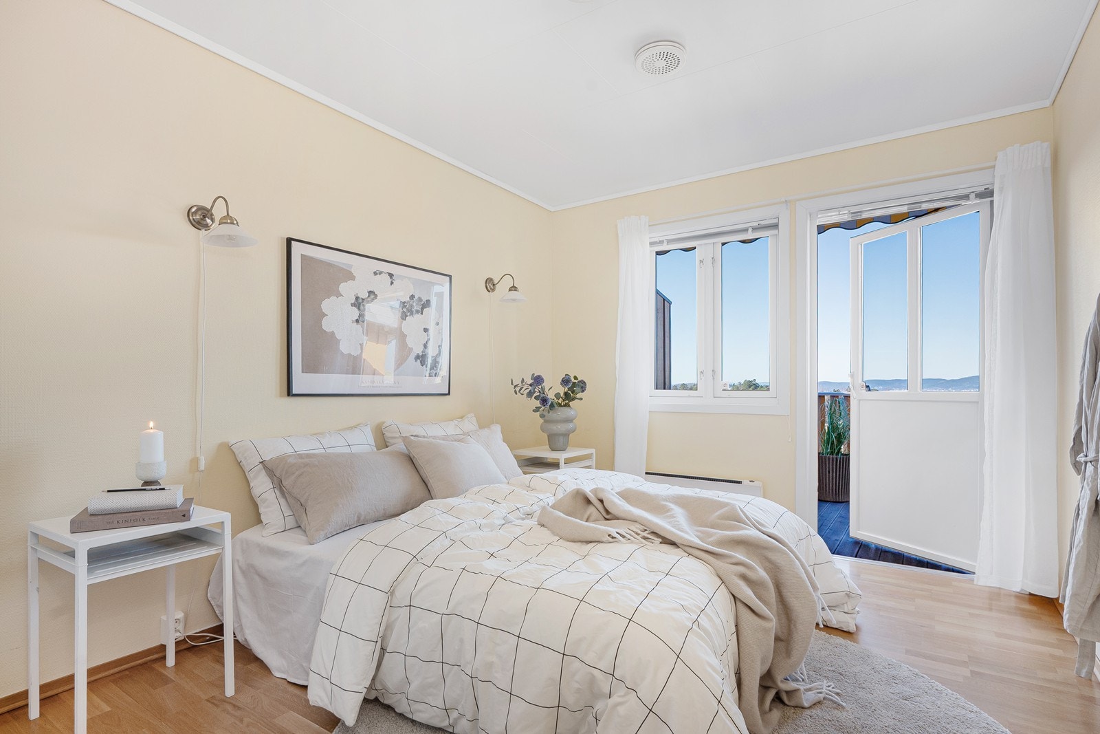 Hovedsoverommet er spesielt romslig med god plass til dobbeltseng, innredet med garderobeskap og med egen utgang til veranda. Galleribilde