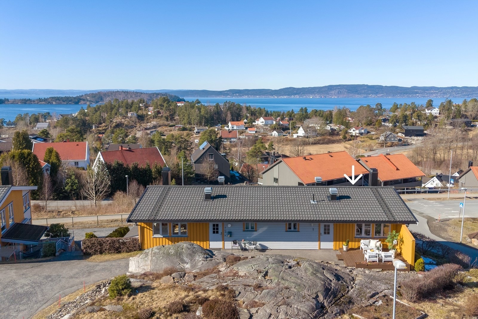 Attraktiv beliggenhet i ende med adkomst på bakkeplan og solrike uteplasser på til sammen 25 kvm. Galleribilde