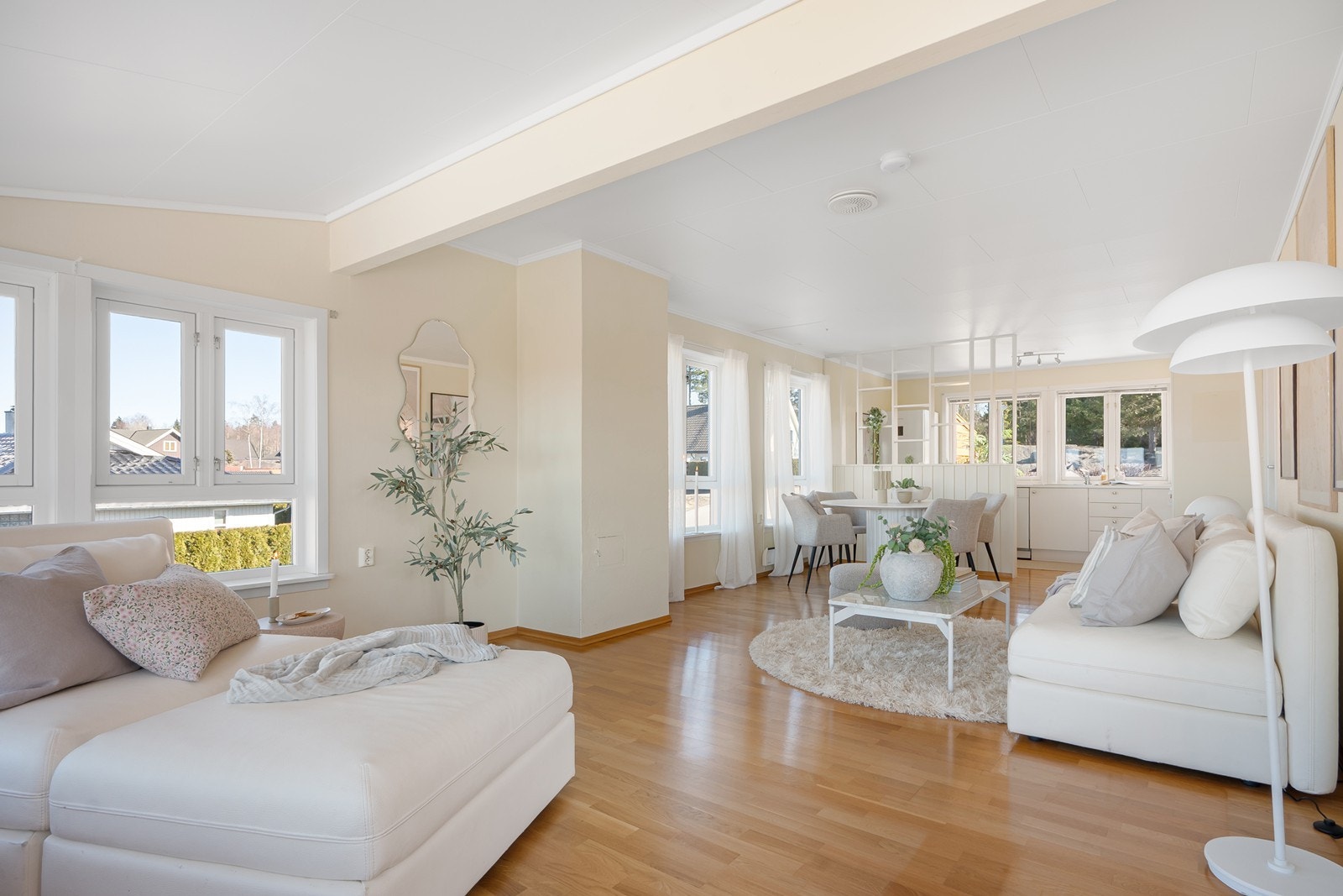 Store vindusflater på flere sider gir gjennomgående naturlig lys og utsyn. Galleribilde