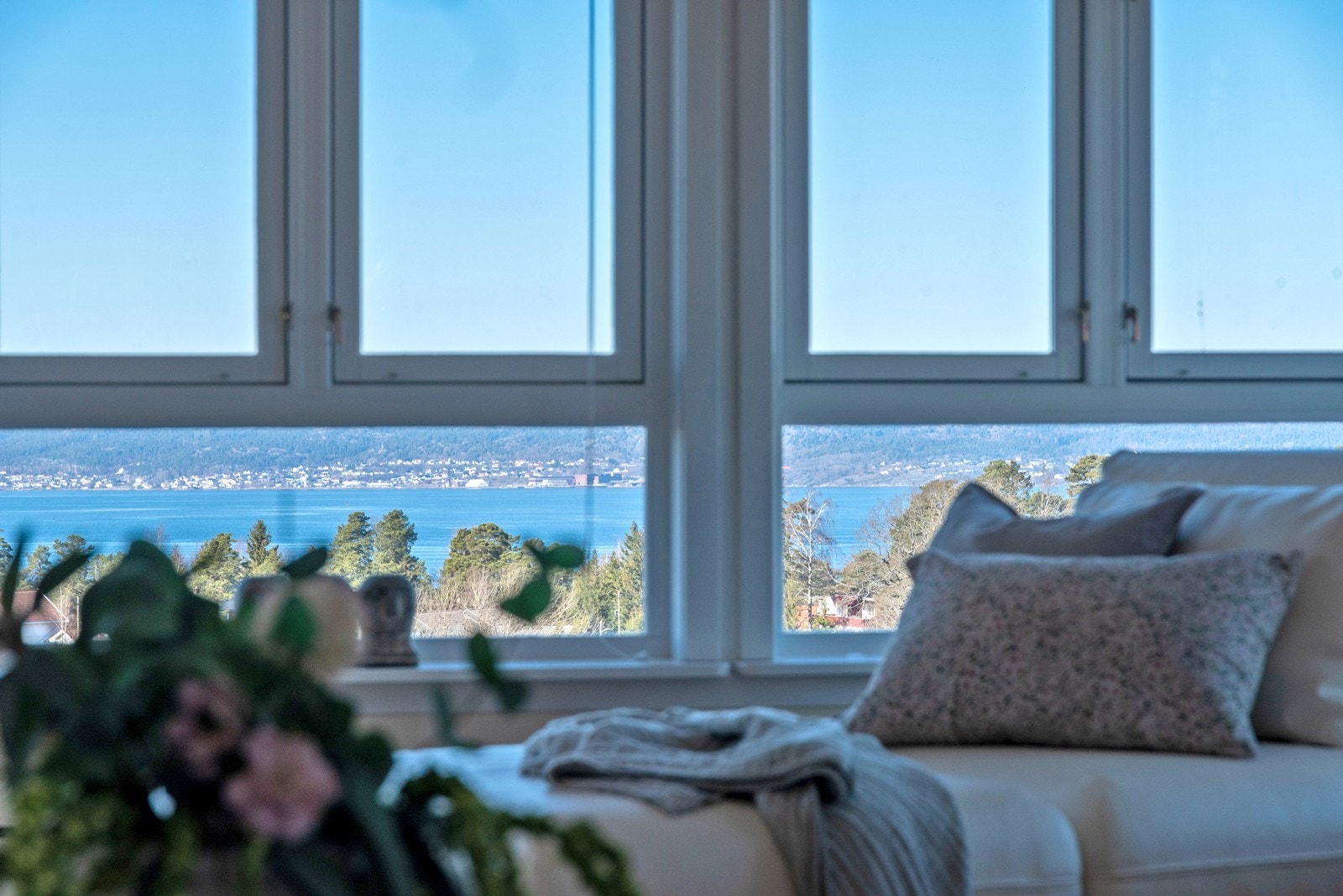 Boligen har flott fjordutsikt fra både inne og ute, gangavstand til strender og varierte turområder. Galleribilde