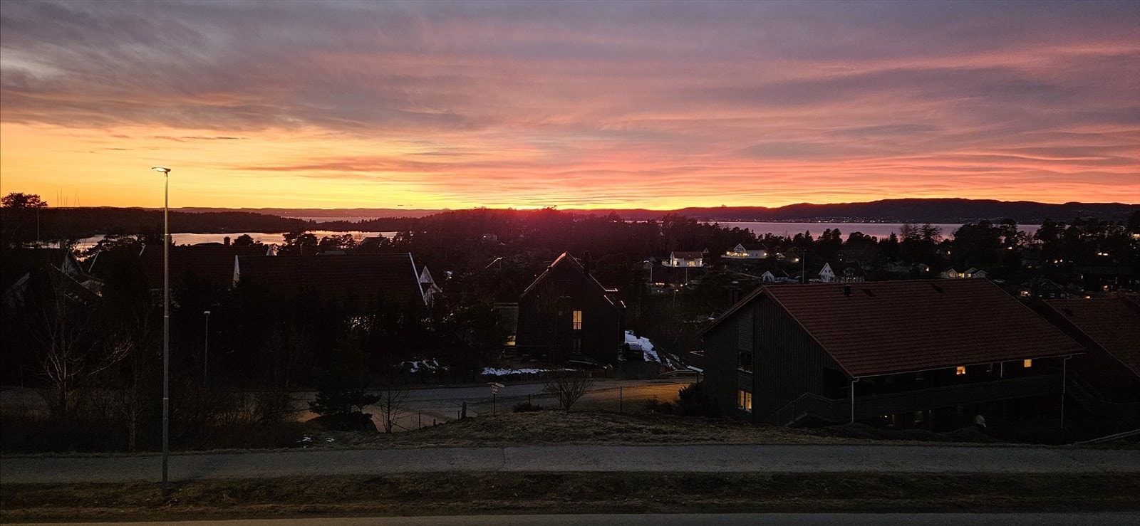 Kveldsbilde med solnedgang tatt av selger i mars 2025. Galleribilde