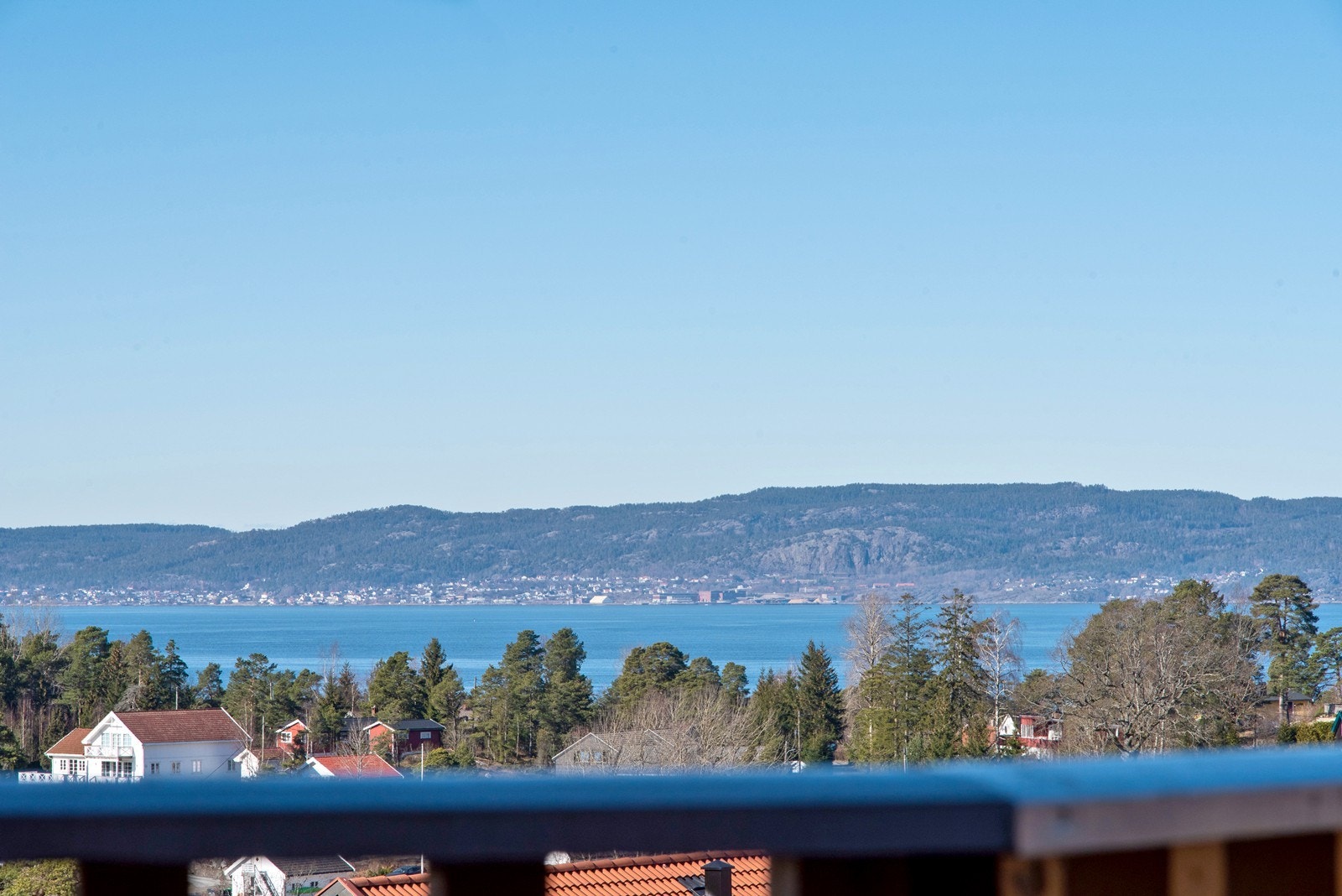 Høytliggende utsikt fra veranda. Galleribilde