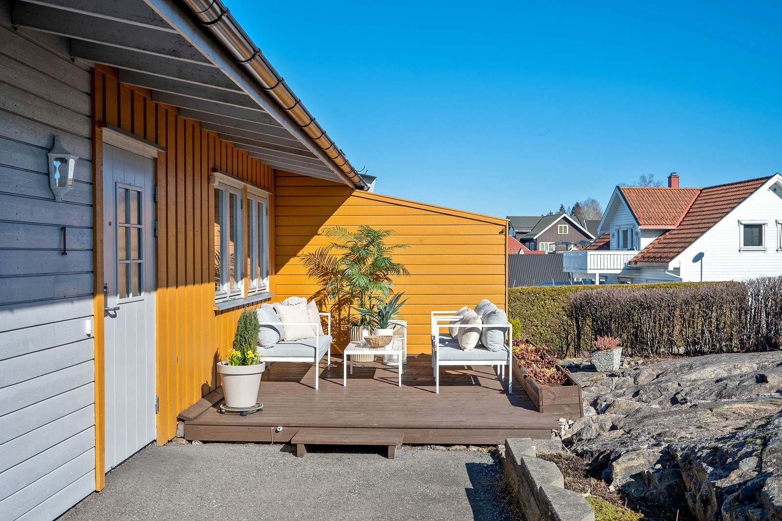 Inngangspartiet er innbydende med en hyggelig markterrasse på 12 kvm og gode muligheter til å nyte morgenkaffen i solen. Galleribilde