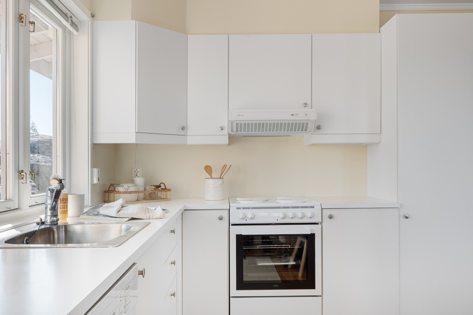 Hvitevarene medfølger og består av komfyr, underbygget oppvaskmaskin og kombiskap kjøl/frys. Galleribilde