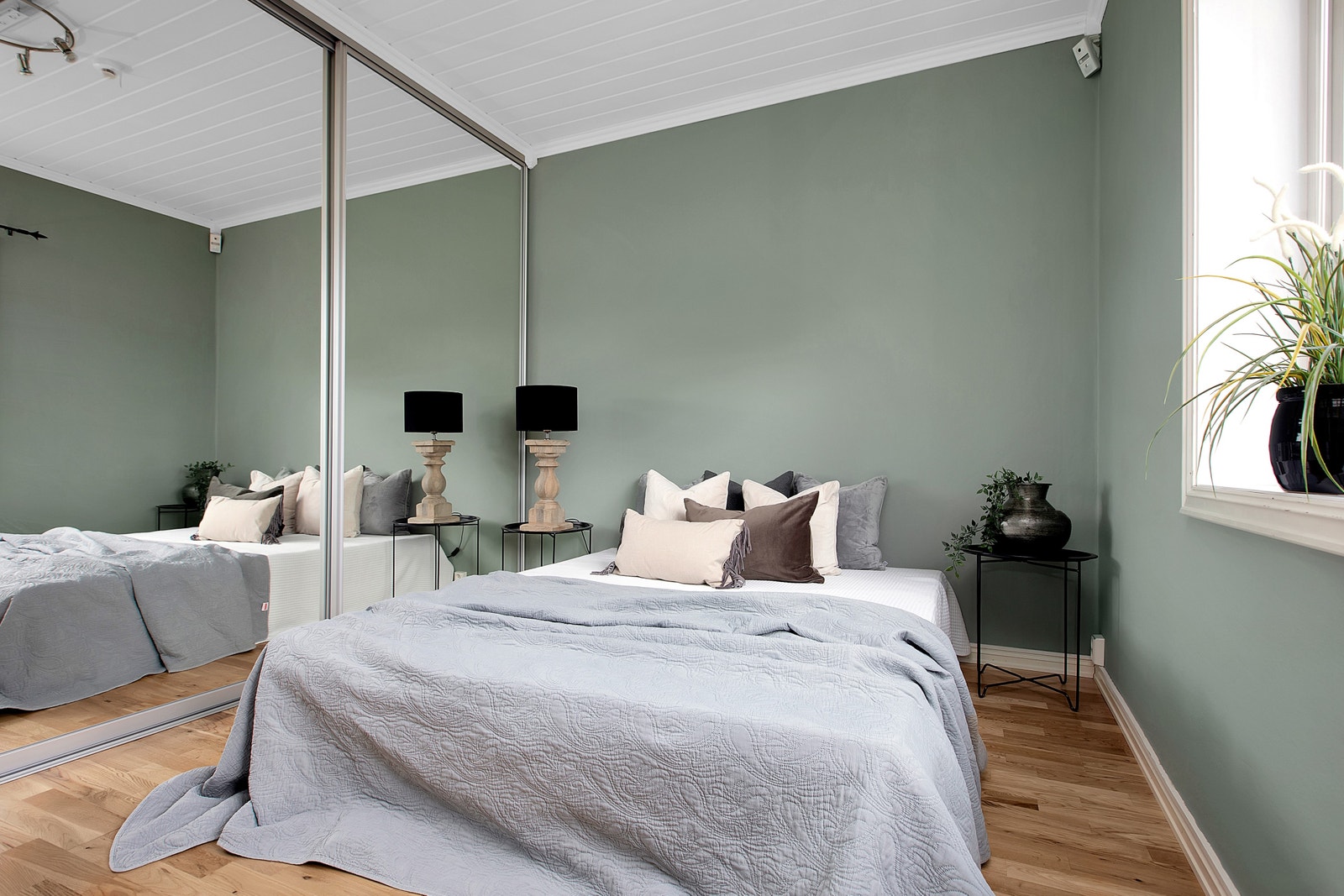 Romslig soverom med stor skyvedørsgarderobe Galleribilde