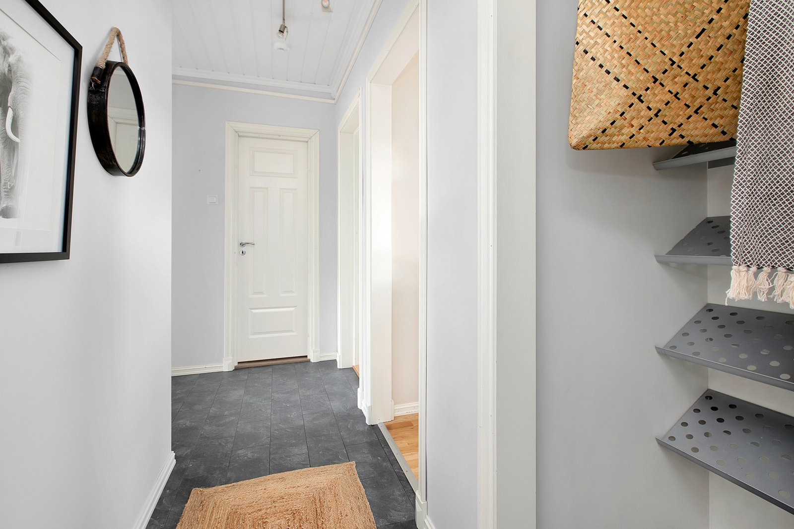 Lysmalt entre med integrert garderobebenisje og dør-calling med videomonitor Galleribilde