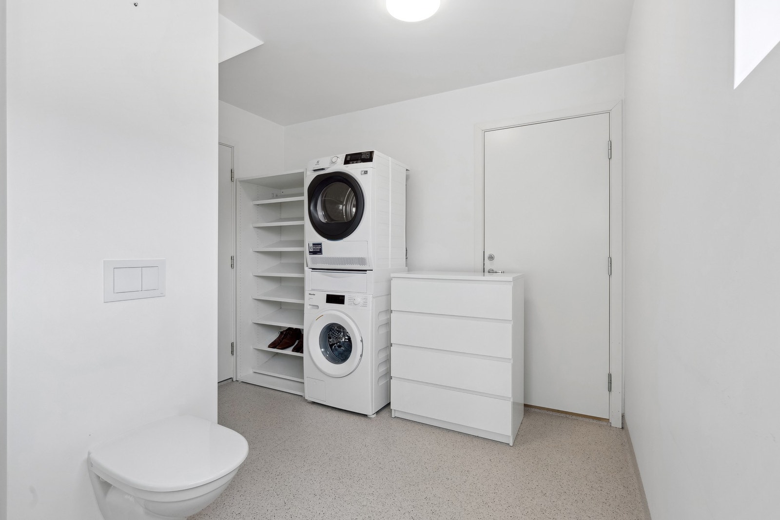 Det er adkomst til garasjen fra vaskerommet. Galleribilde