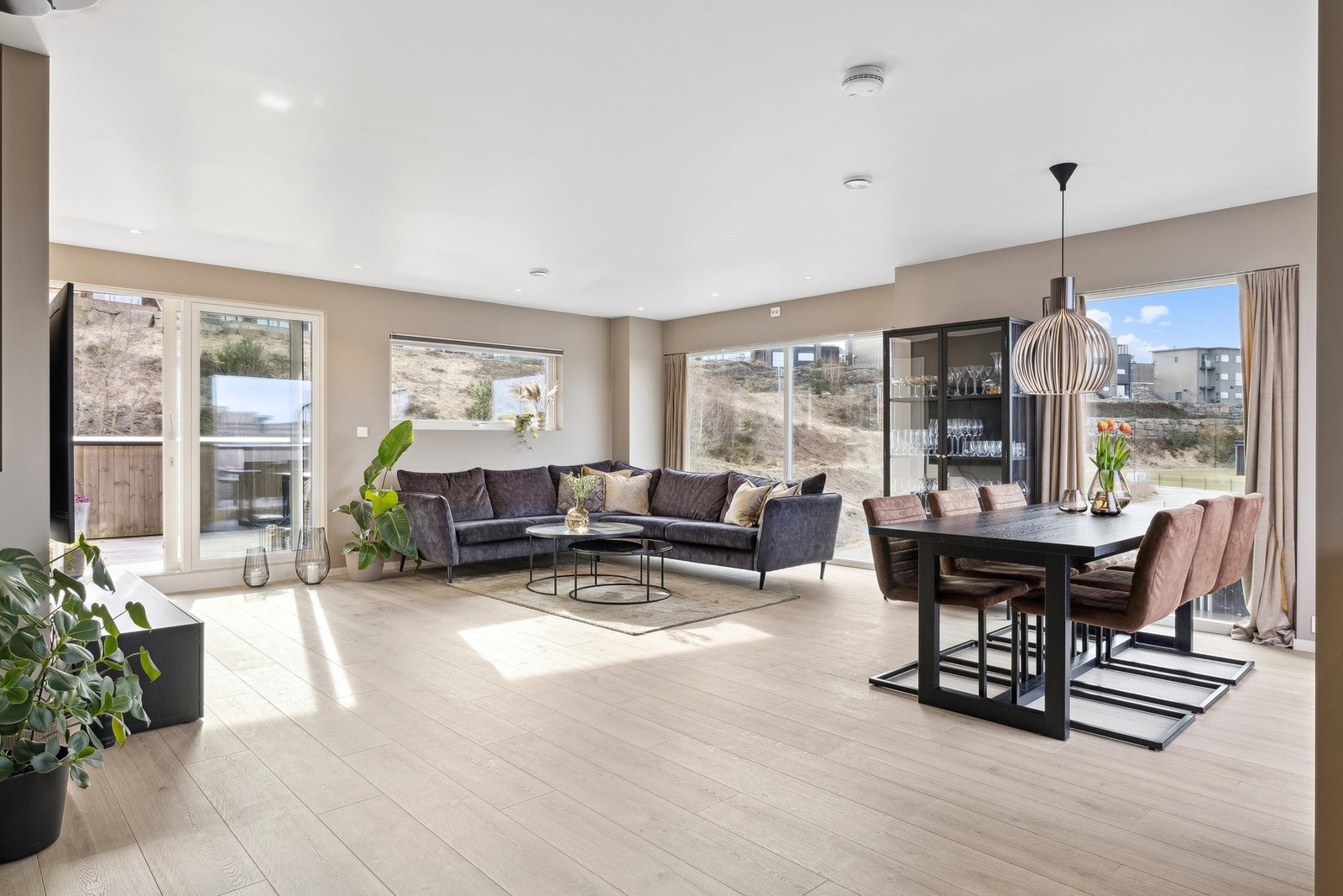 Med god plass til både spiseseksjon og sofagruppe. Galleribilde