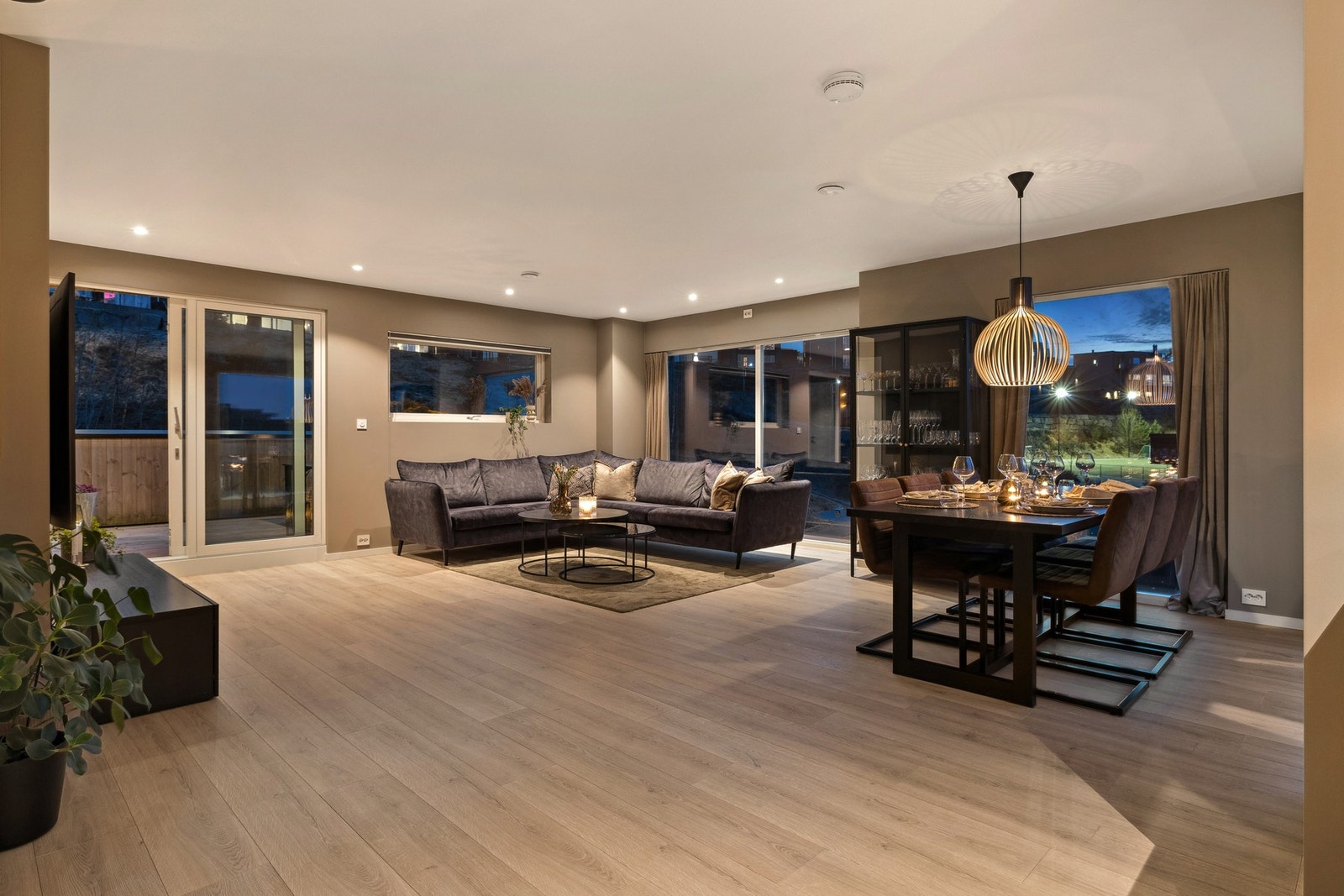 Boligen har en god planløsning med bla. 4 soverom i hoveddel og stor og luftig stue. Galleribilde