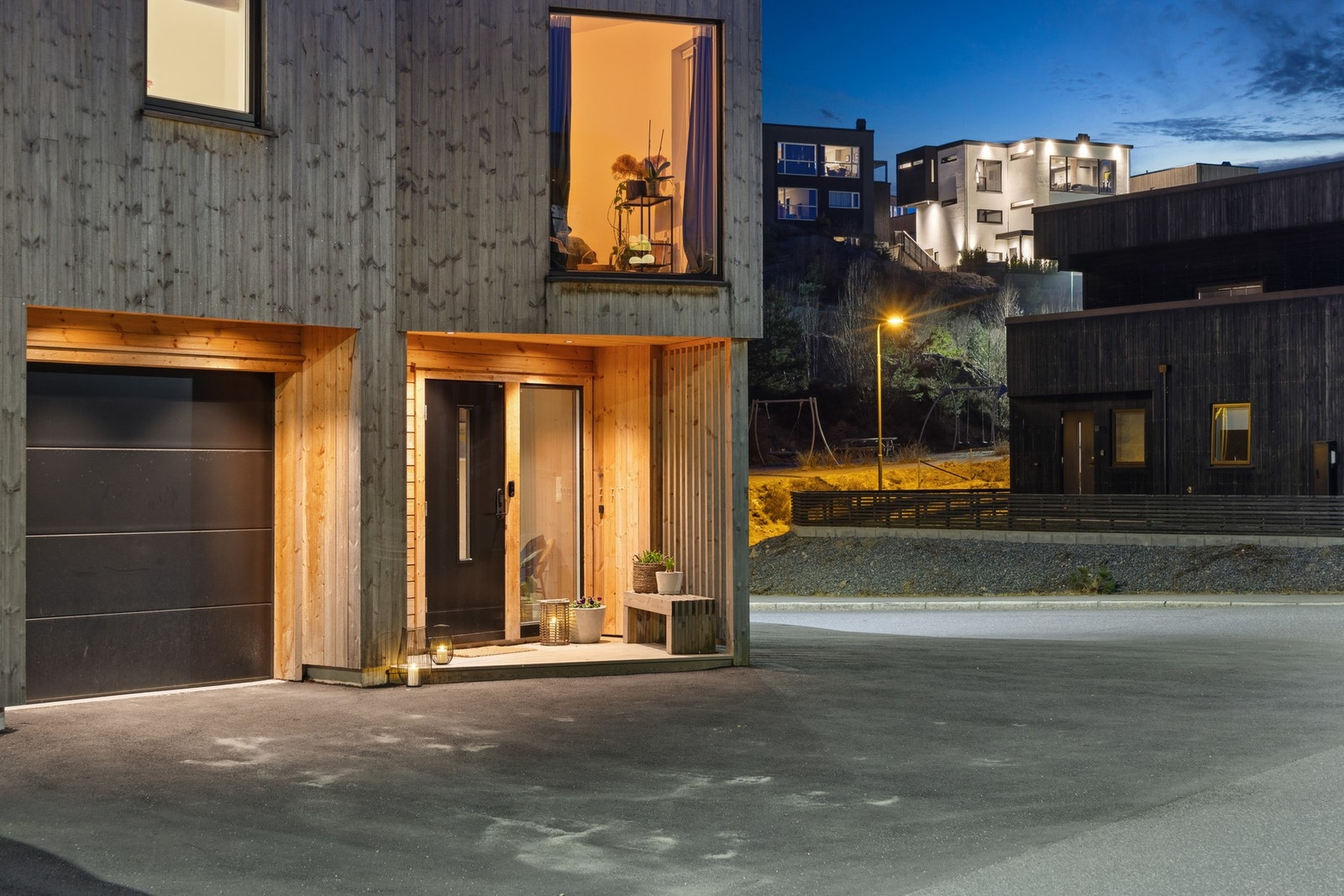 Innbydende inngangsparti, samt garasje med elbil-lader og direkte adkomst inn i huset. Galleribilde