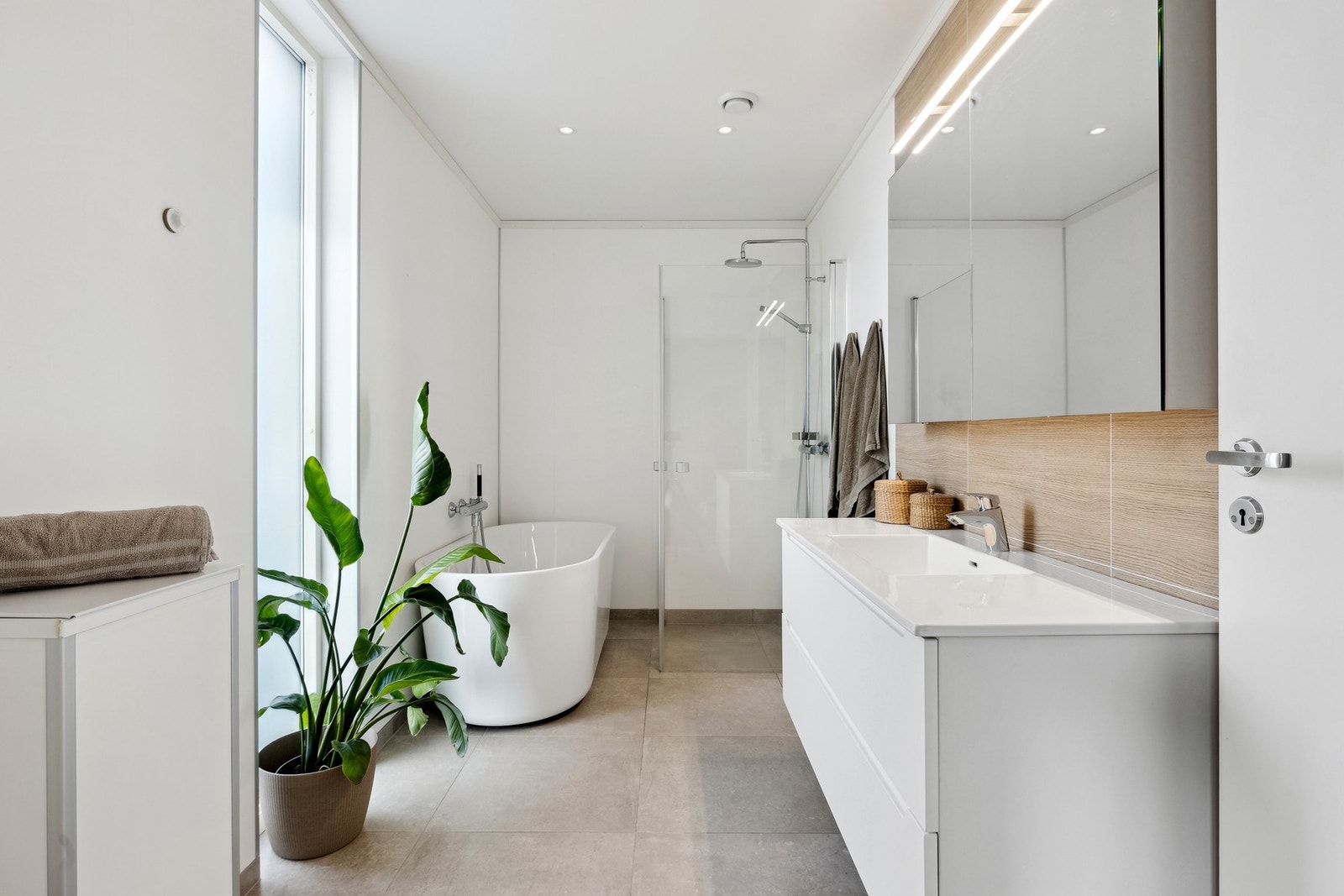 Pent bad med dusjhjørne og badekar, samt praktisk skittentøys-sjakt ned til vaskerommet. Galleribilde