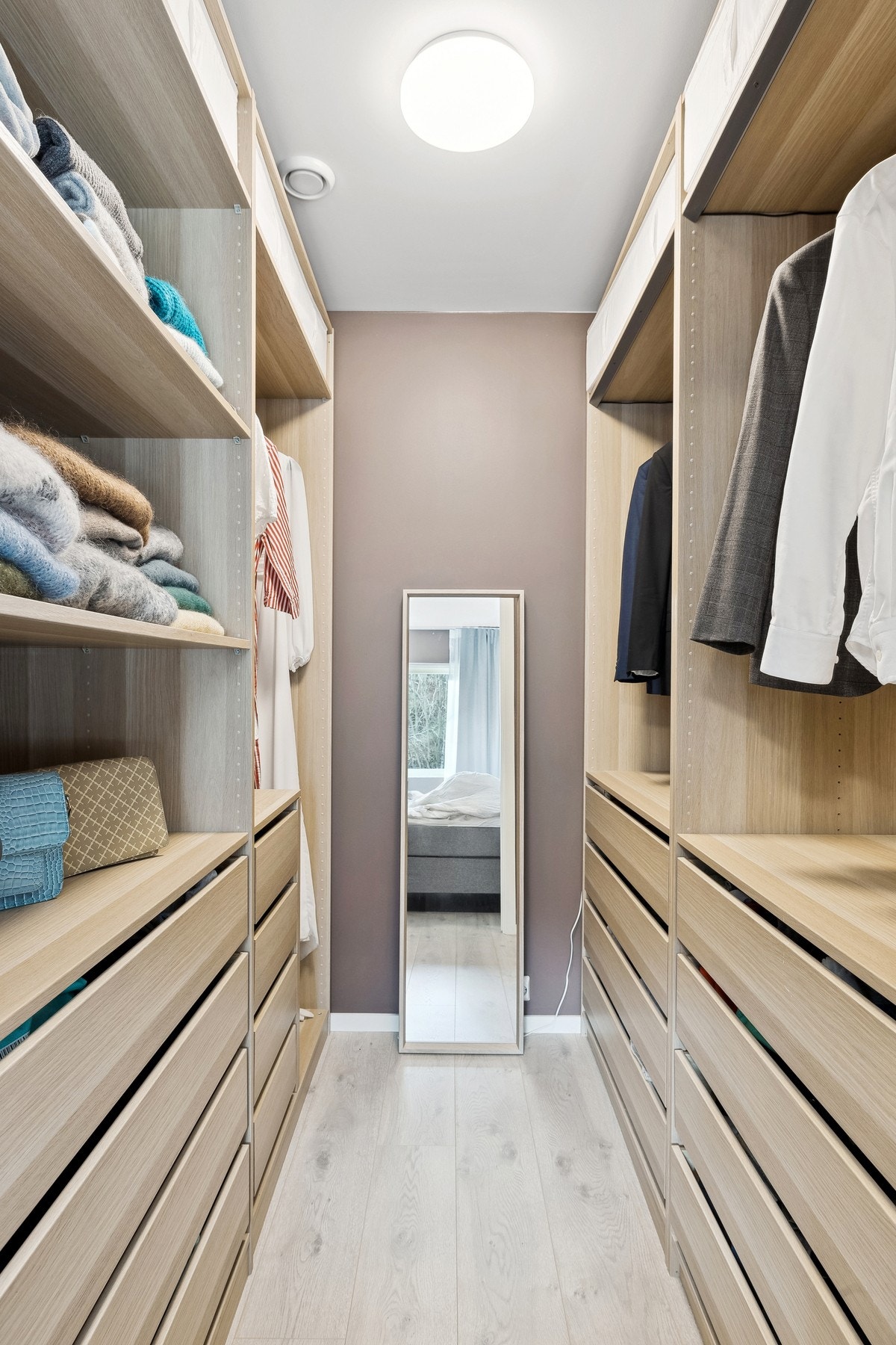 Garderobe. Galleribilde