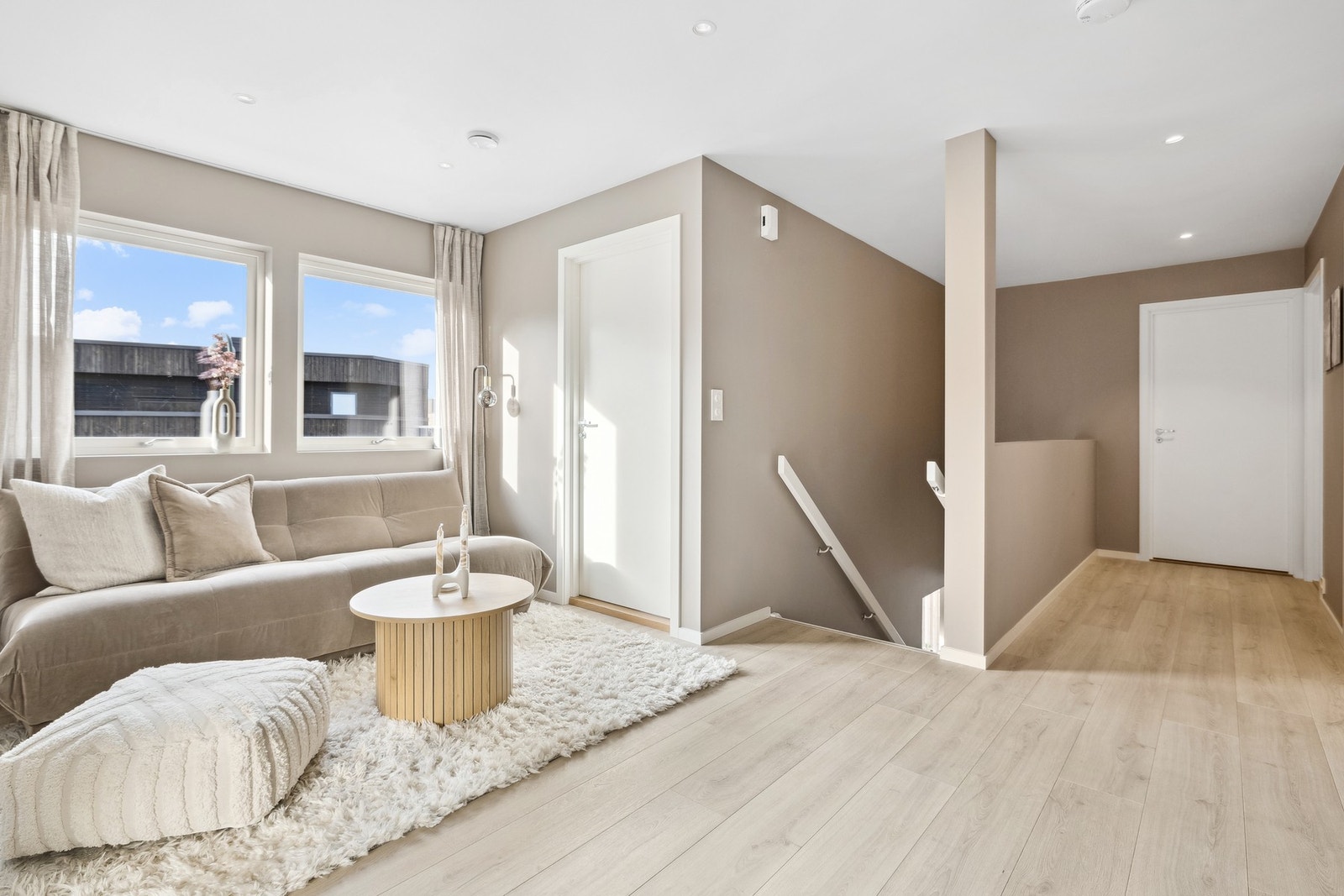 I andre etasje er det både stue, bad, 4 soverom og bod. Galleribilde