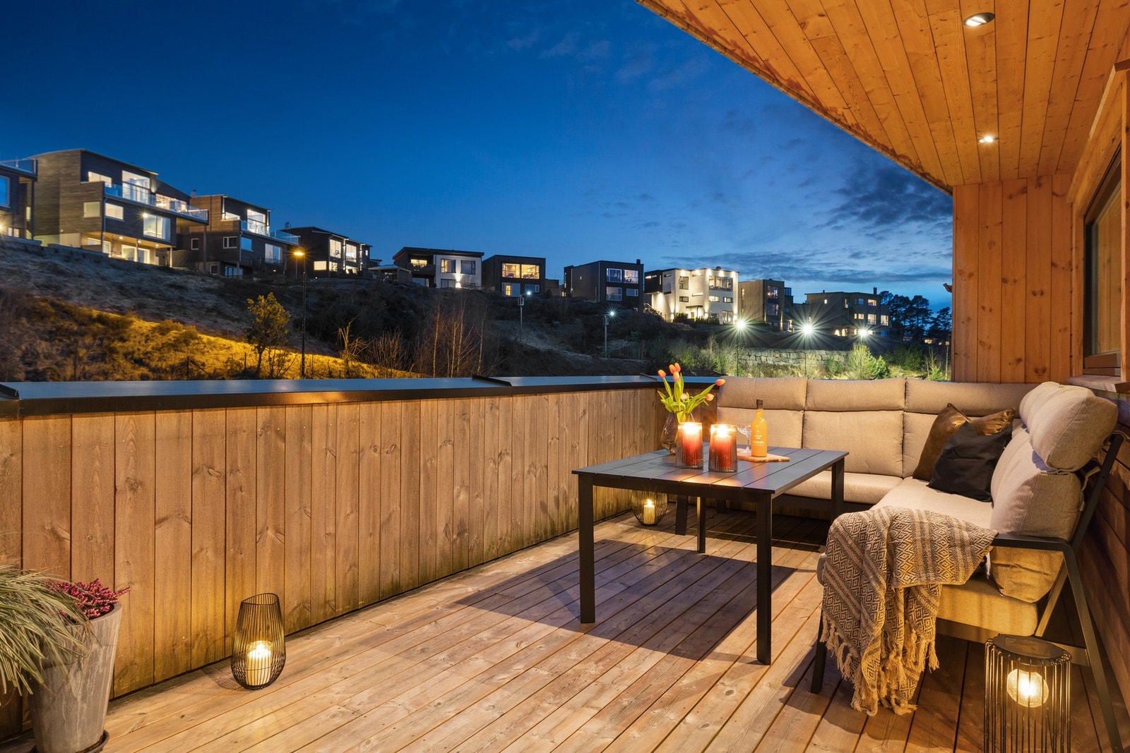 En innholdsrik enebolig med praktikantdel, garasje og solrike terrasser. Galleribilde