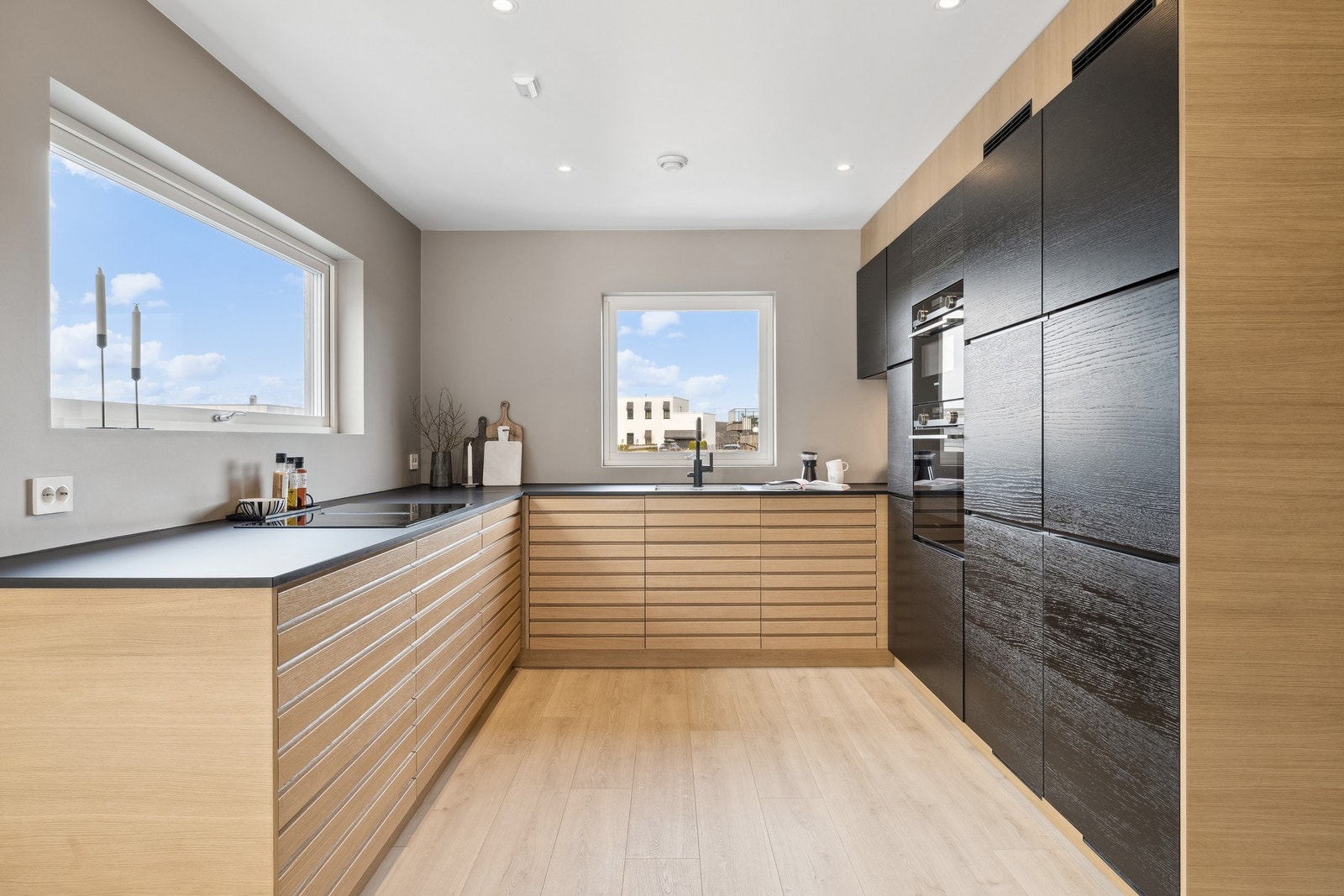 Kjøkken fra Kvik utstyrt med 2 kombiskap, ekstra brede skuffer, hjørneskap med uttrekkshyller, krydderskap, samt stekeovn og kombiovn (micro/grill). Galleribilde