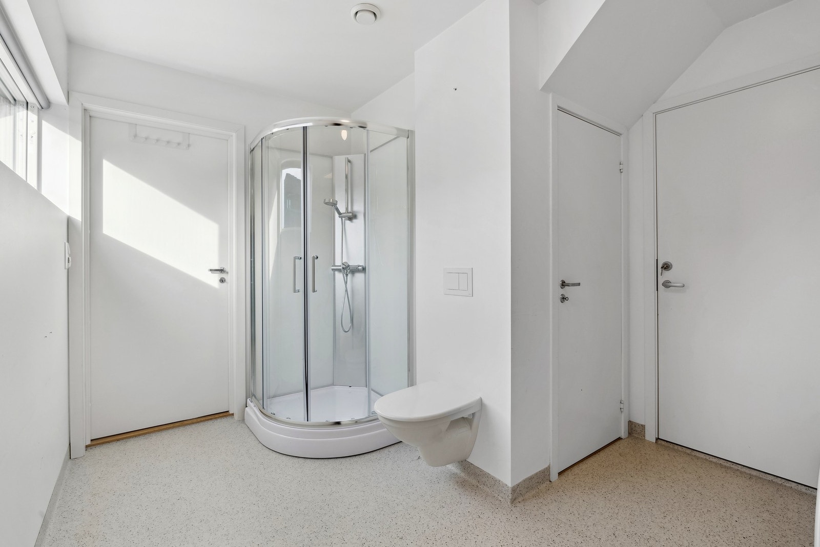 Vaskerom med dusj og toalett. Galleribilde