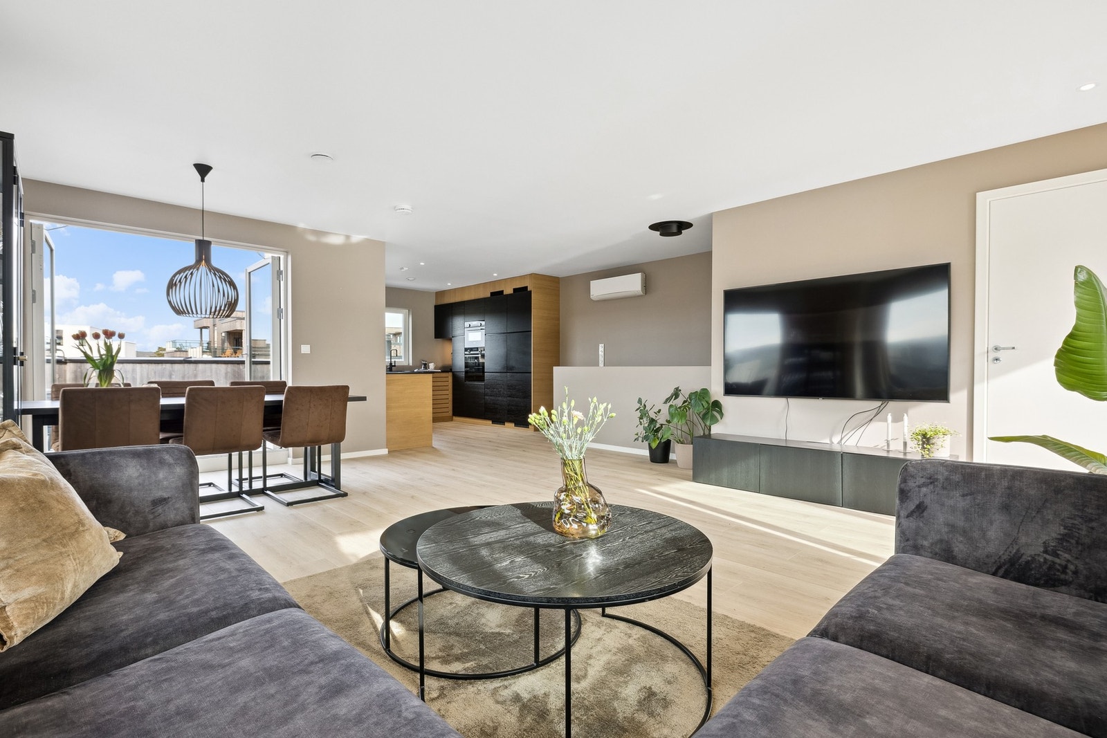 Lekker, stor og luftig stue. Galleribilde