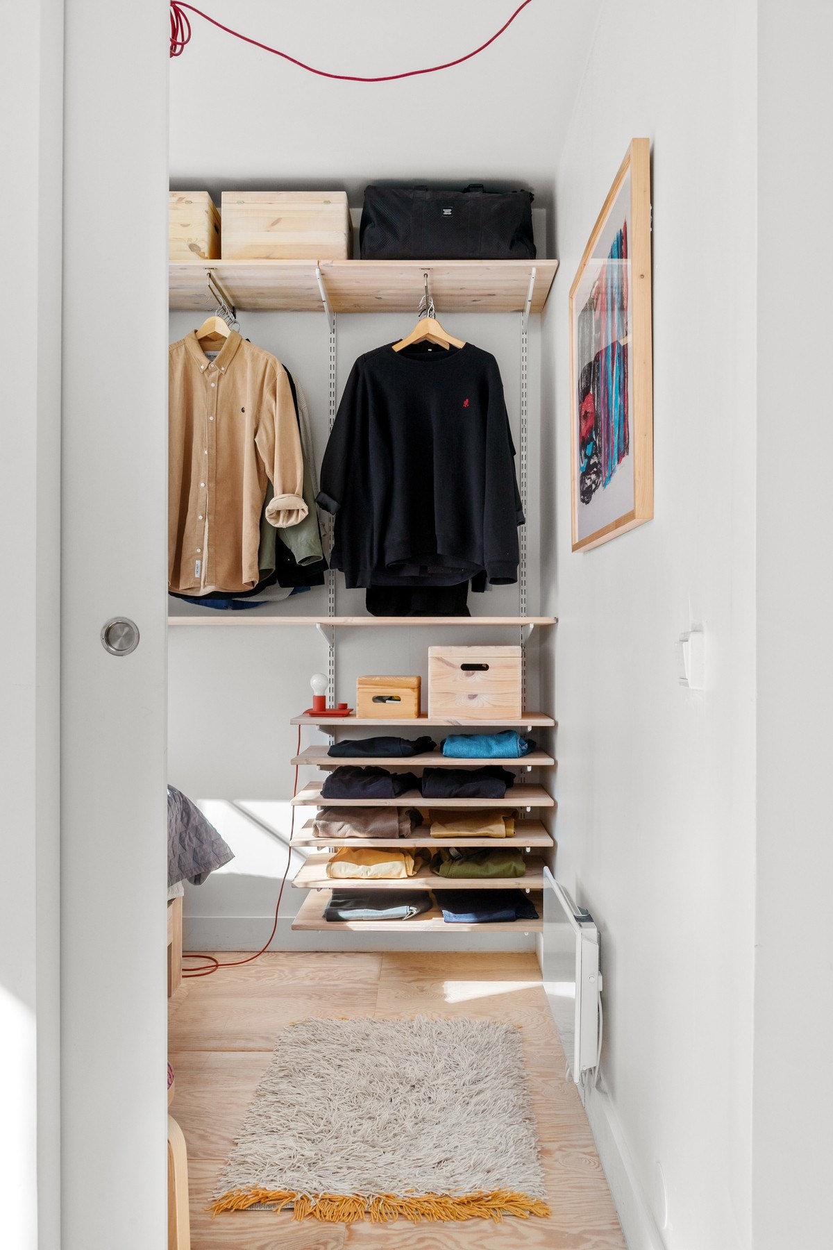 Soverommet har et smart og pent plassbygget hyllesystem Galleribilde