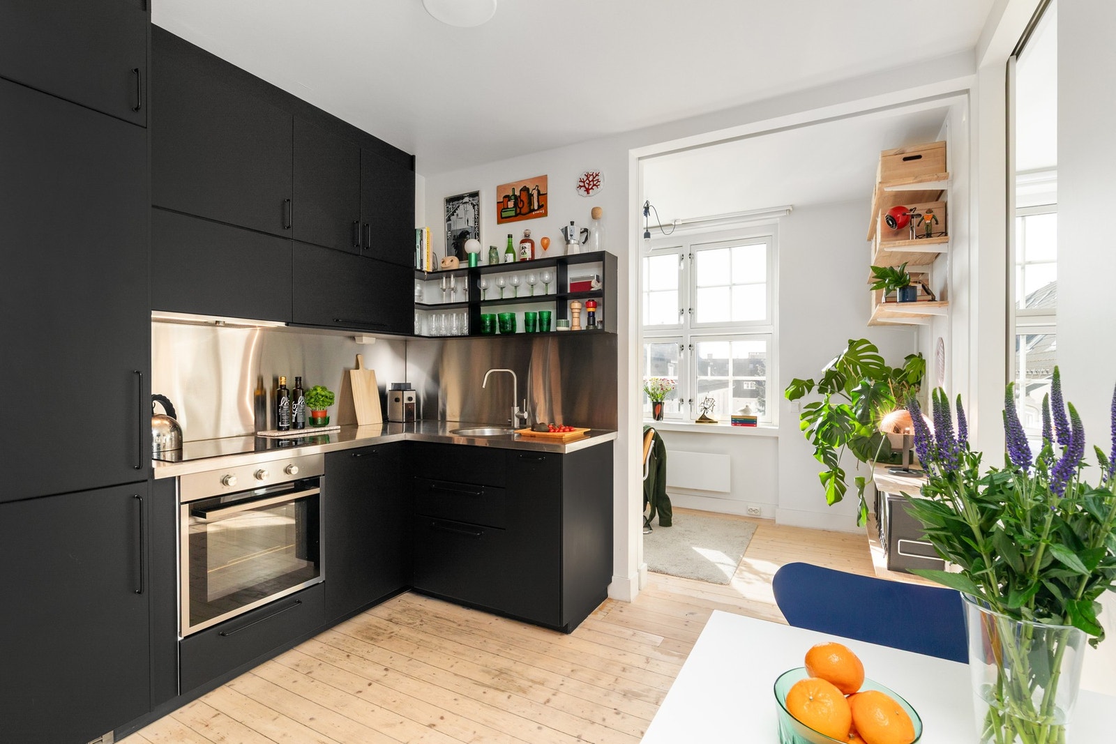 Praktisk og moderne IKEA kjøkkeninnredning fra 2019, med benke- og lagringsplass. Galleribilde