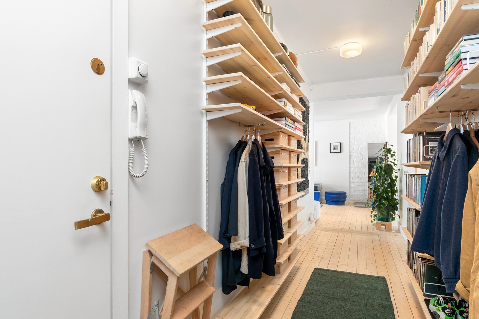 Entréen er tiltalende, med masse plass til oppbevaring av sko og yttertøy i medfølgende hyllesystemer Galleribilde