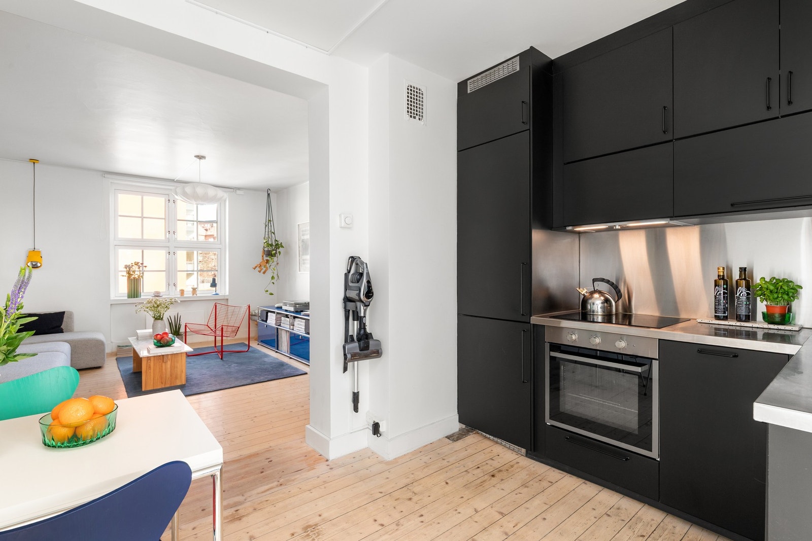 Kjøkkenet har en praktisk og delvis åpen løsning mot stuen med naturlig plass til spisebord. Galleribilde