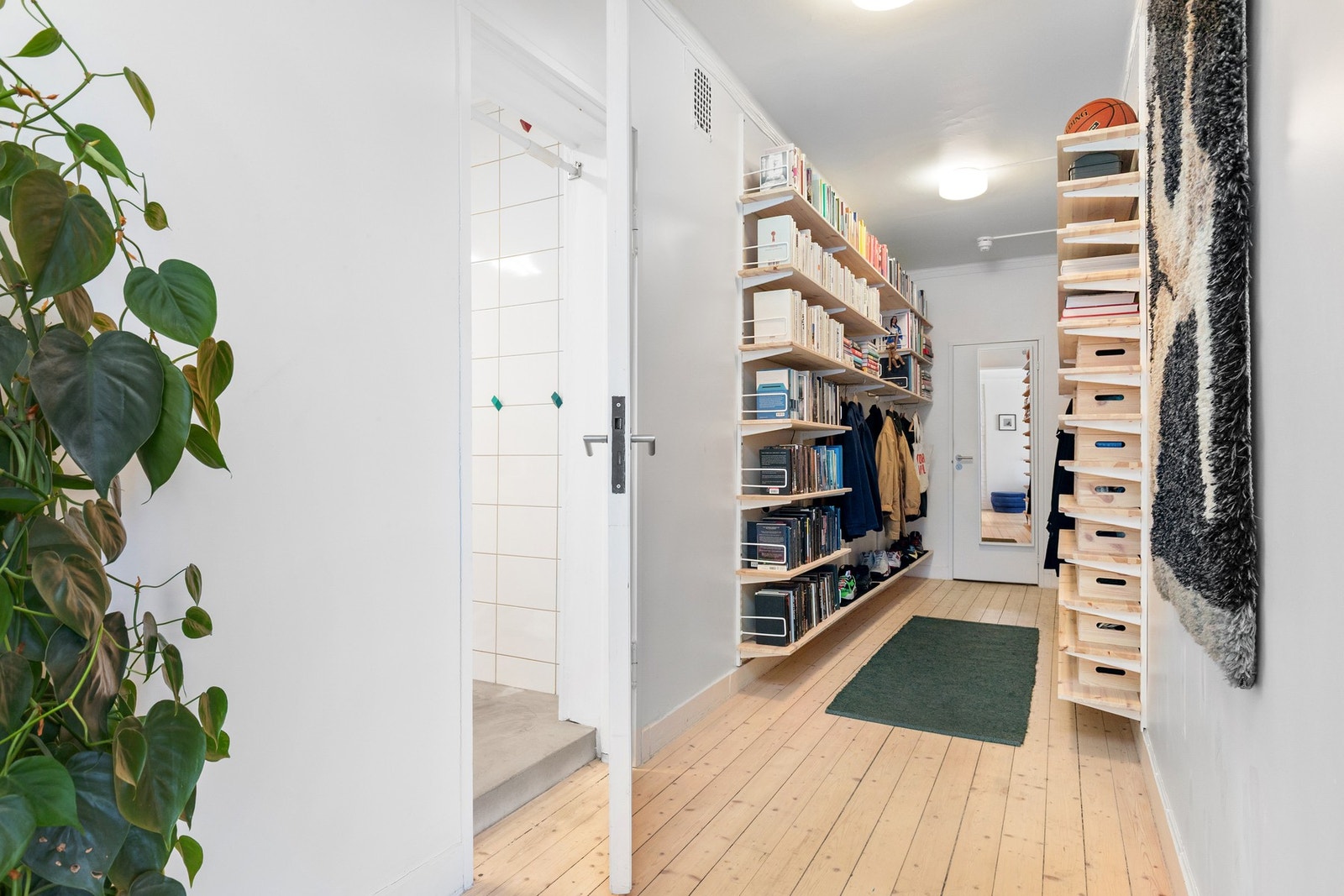 Entréen er tiltalende, med masse plass til oppbevaring av sko og yttertøy i medfølgende hyllesystemer Galleribilde
