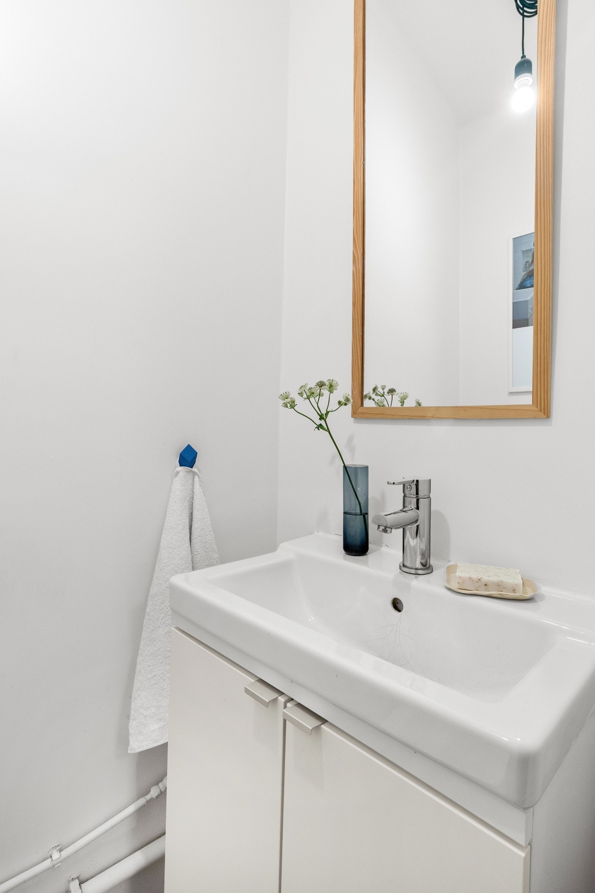 Oppgradert i 2020 med mikrosement på gulv, skap, toalett og varmtvannsbereder. Galleribilde