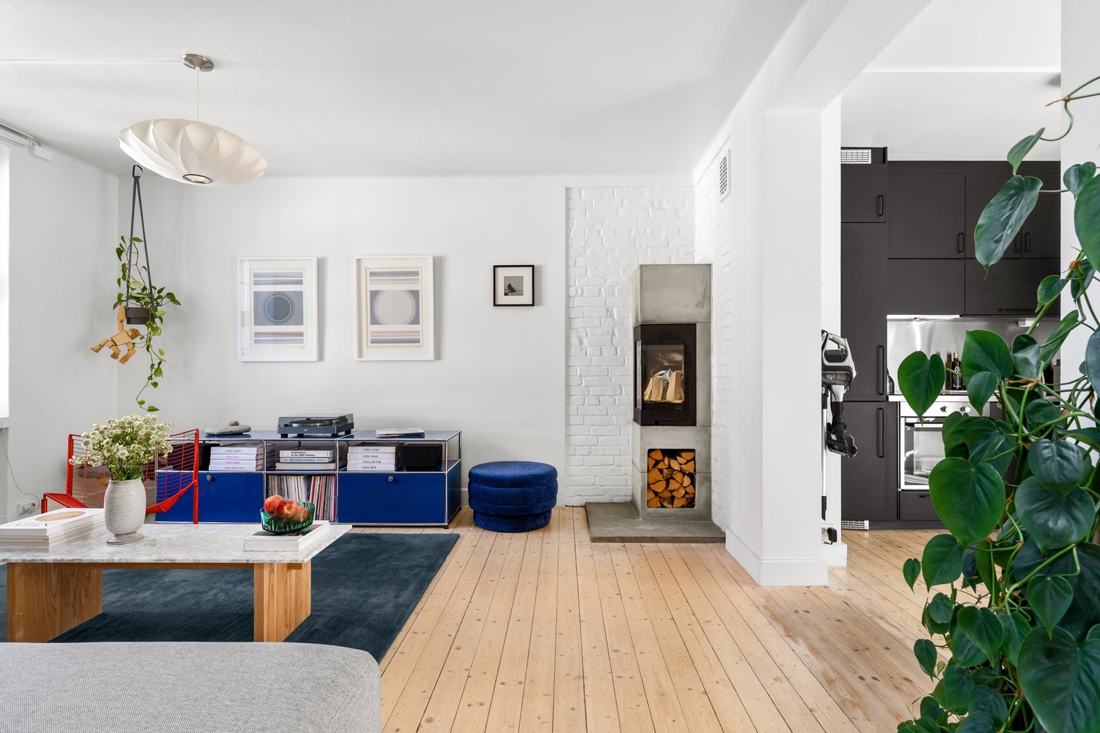 Stuen fremstår lys, luftig og tidsmessig utført. Galleribilde