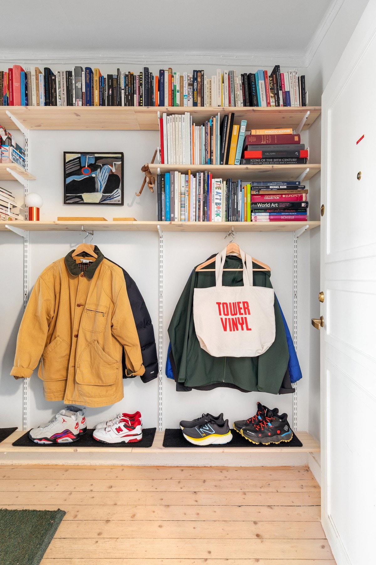 Entréen er tiltalende, med masse plass til oppbevaring av sko og yttertøy i medfølgende hyllesystemer Galleribilde