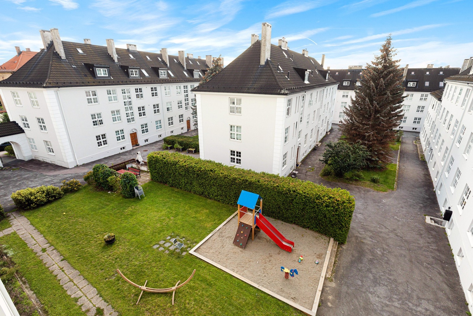 Utsikt mot idyllisk og pent opparbeidet gårdsrom. Galleribilde