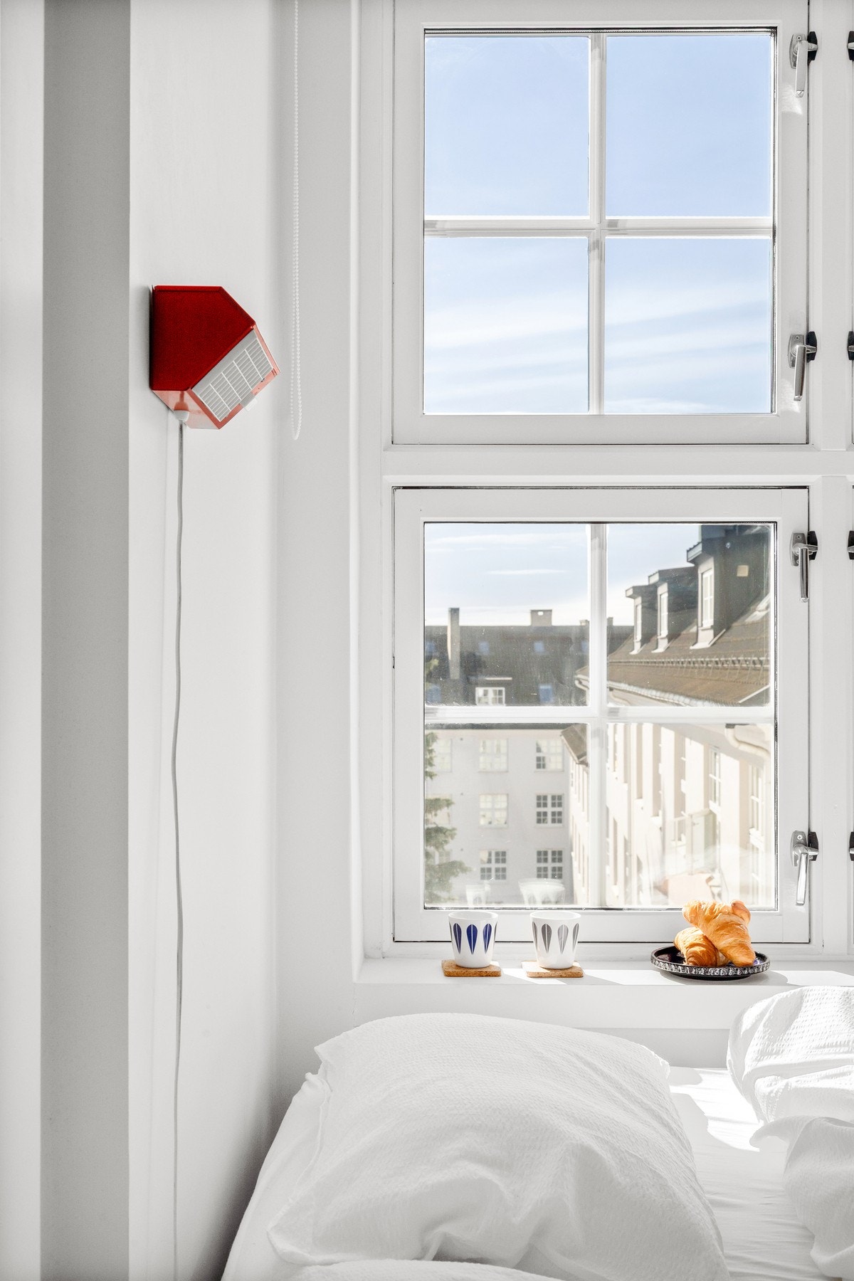 Begge soverommene vender inn mot flott og rolig bakgård. Galleribilde