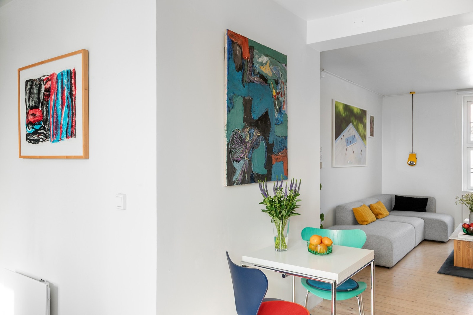 Vegg mellom stue og kjøkken, samt mellom stue og gang ble åpnet opp med markant forskjell i opplevelse av rom og lys. Galleribilde