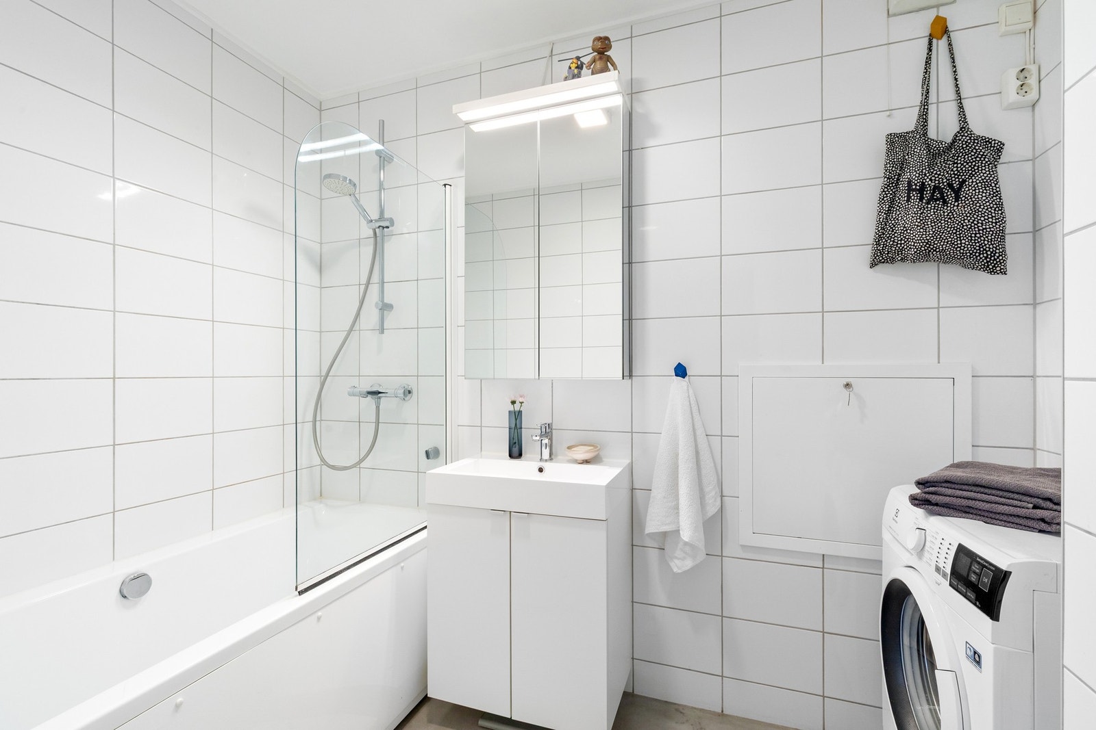 Delikat bad med smakfult flisvalg og moderne innredning som gir et harmonisk og helhetlig inntrykk. Galleribilde