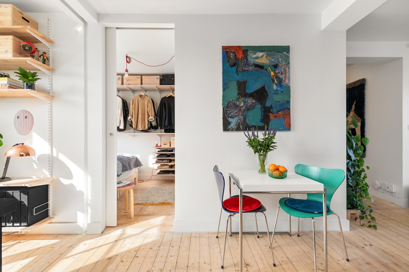 Velkommen til bords!
Plass til spisebord for flere middagsgjester. Galleribilde