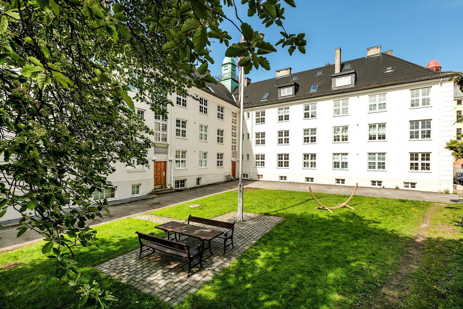 Oslos kanskje hyggeligste borettslag, preges av vakker arkitektur, idylliske forhager og et pent opparbeidet indre gårdsrom. Galleribilde