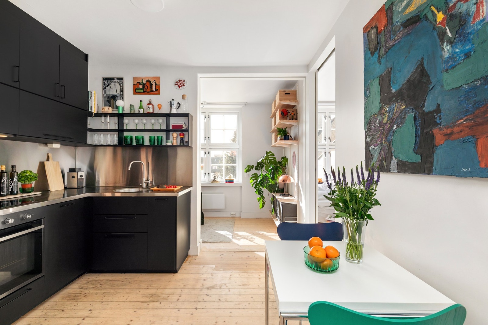 Gjennomgående planløsning med gode lysinnslipp inn til leiligheten. Galleribilde