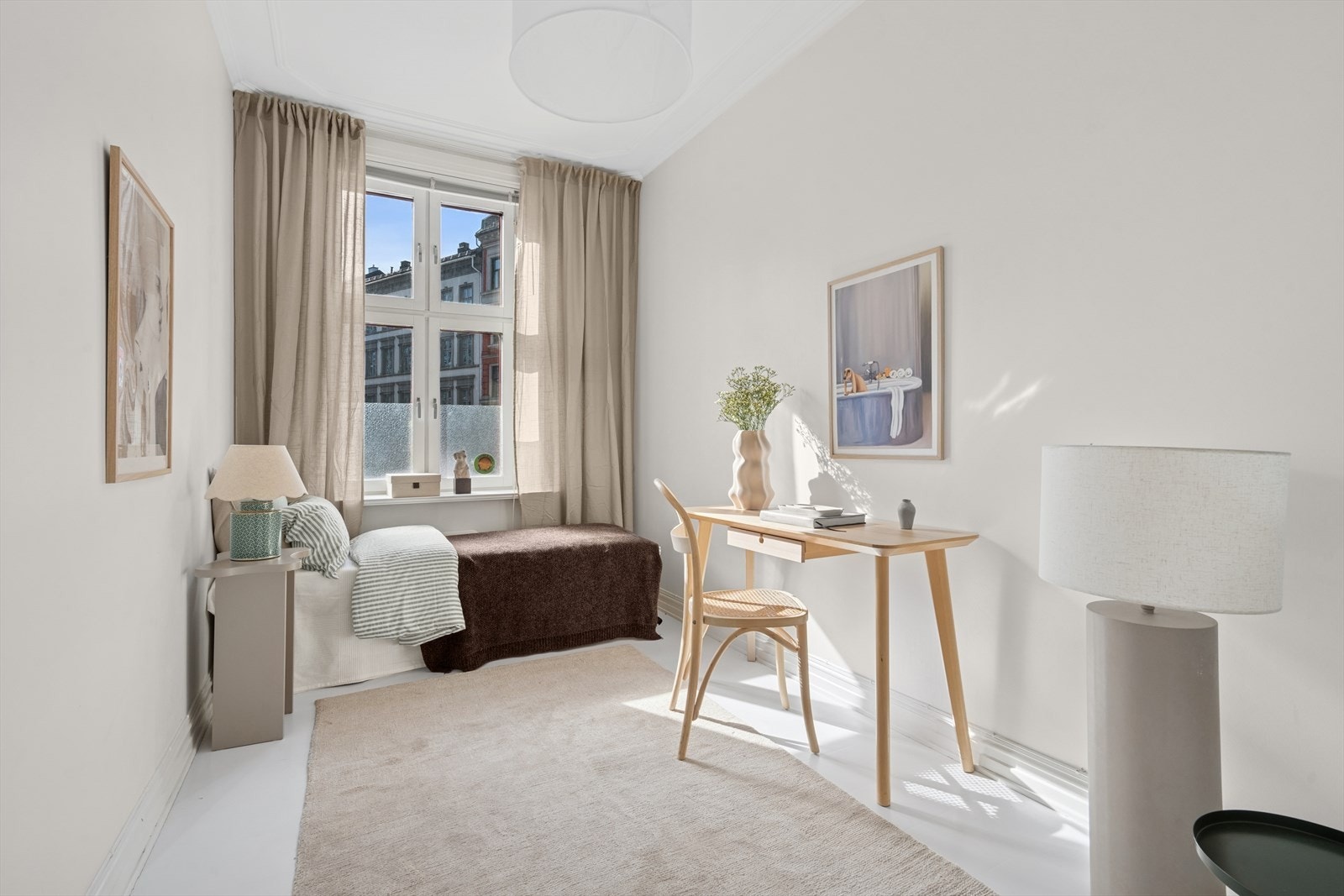 Leilighetens andre soverom er også av god størrelse - God plass til seng samt tilhørende møblement og en enkel pult til hjemmekontor. Galleribilde